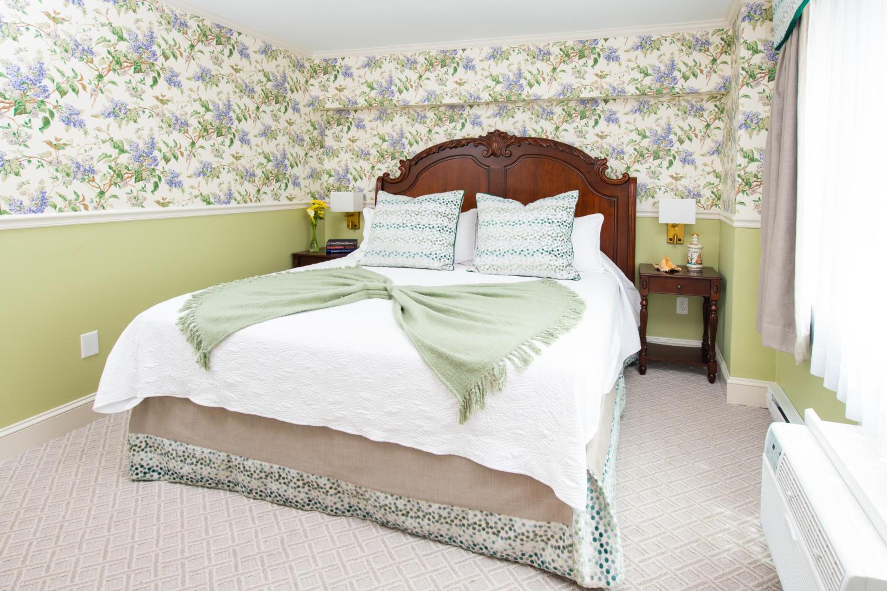 Deluxe King Room (NOT Pet Friendly) - Photo 22