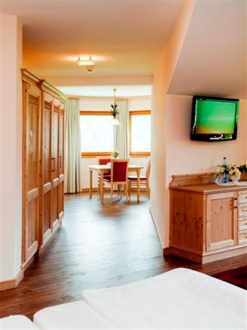 Junior Suite with Mountain View - Photo 13