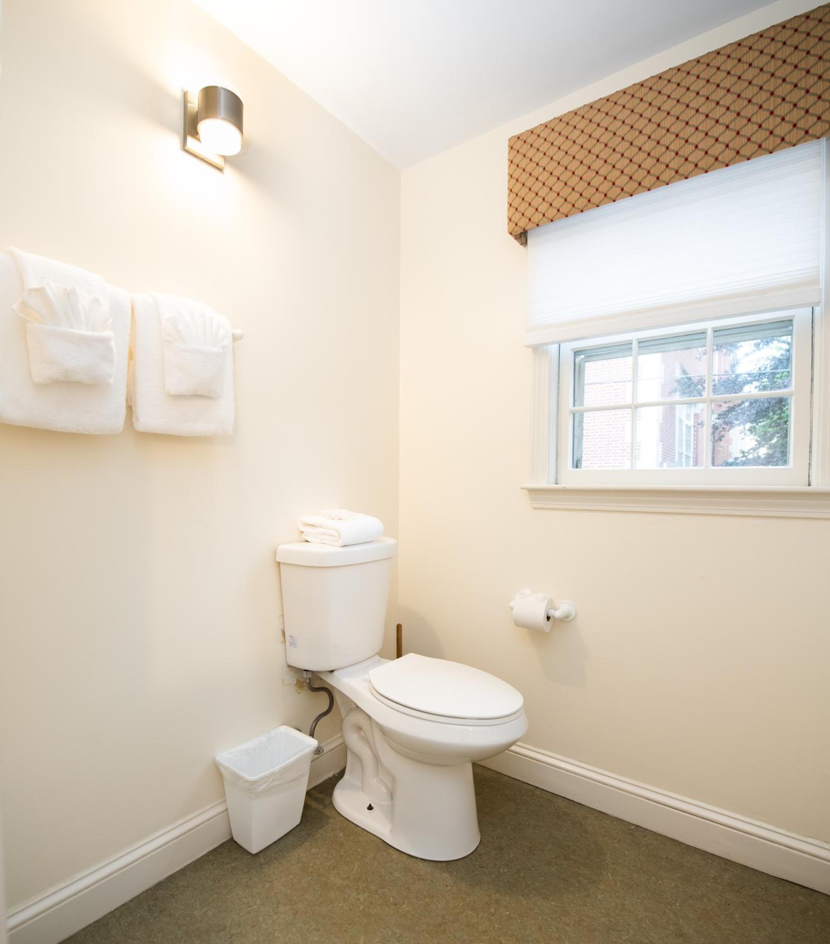 Studio Apartment (NOT Pet Friendly) - Photo 24
