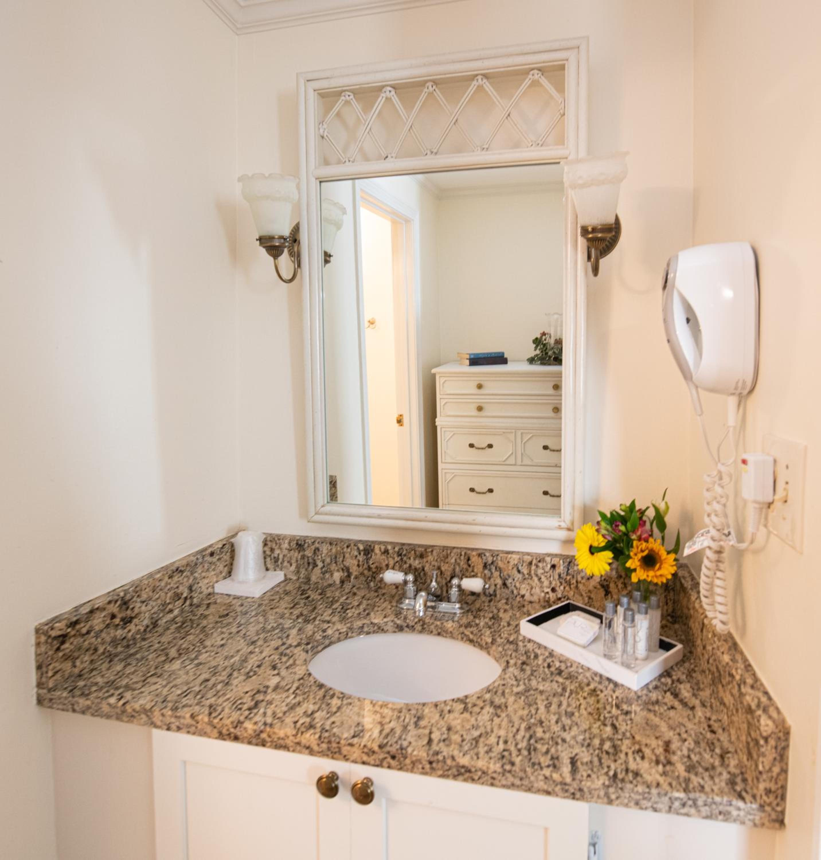 Studio Apartment (NOT Pet Friendly) - Photo 19