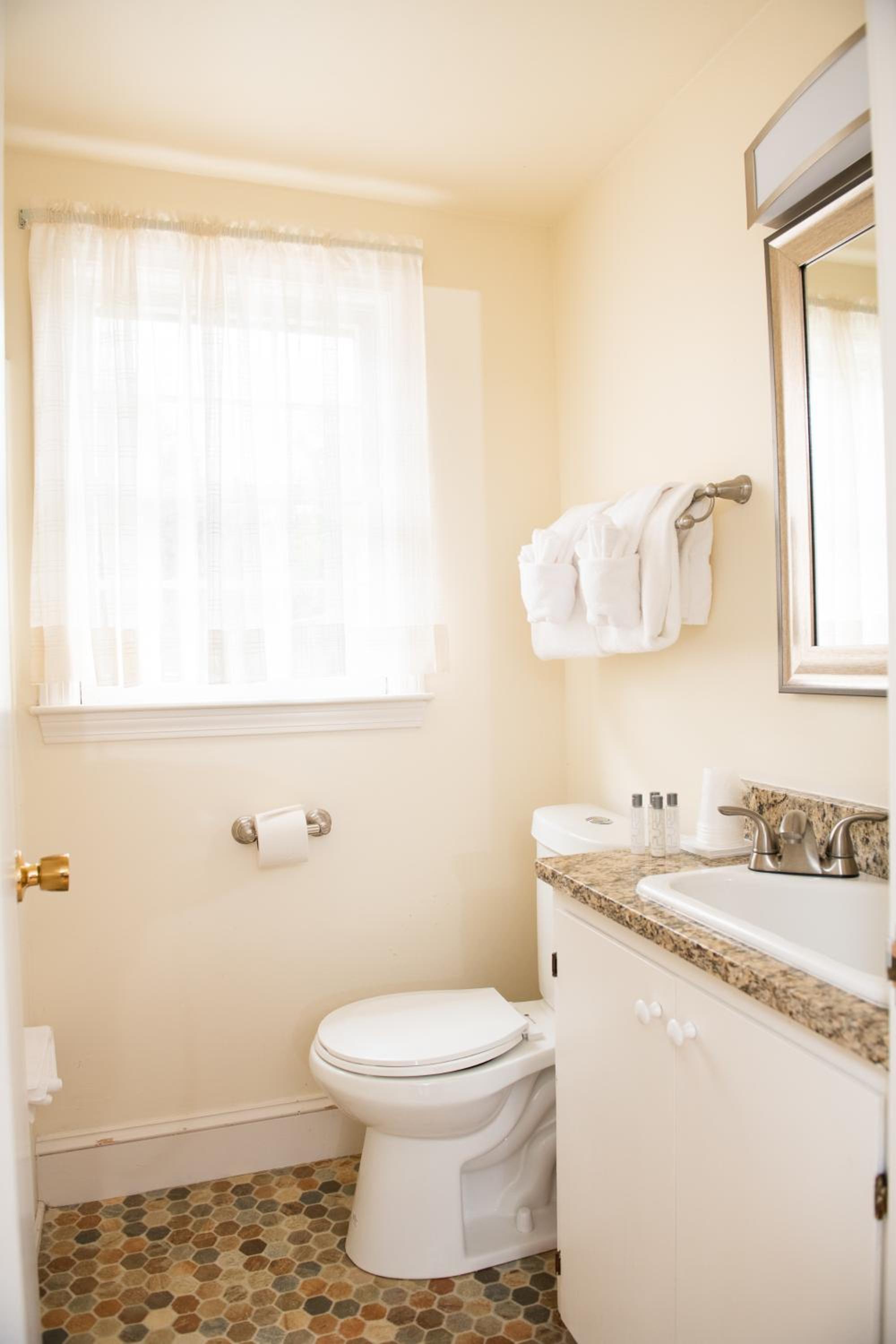 Studio Apartment (NOT Pet Friendly) - Photo 6