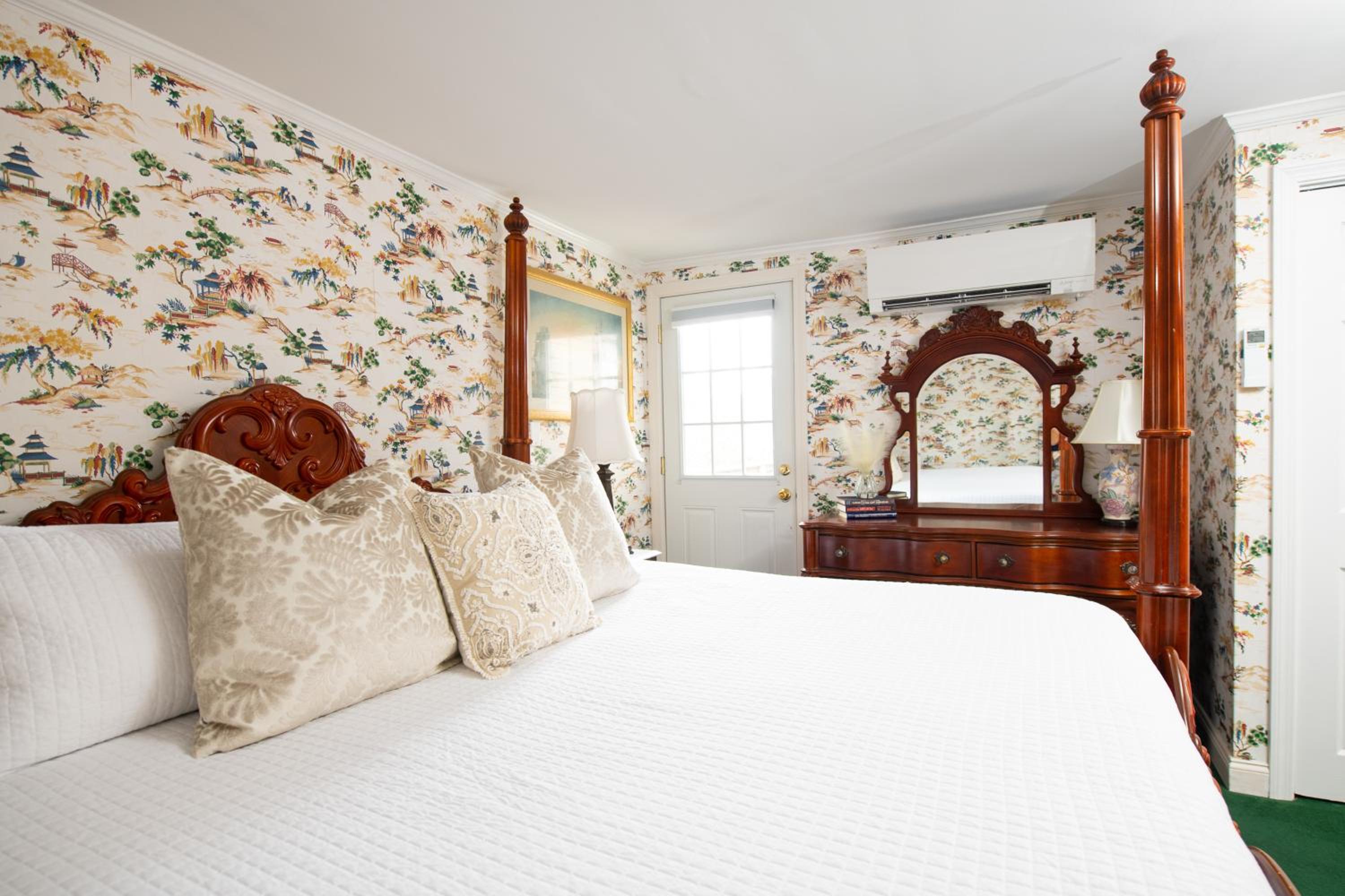Studio Apartment (NOT Pet Friendly) - Photo 8