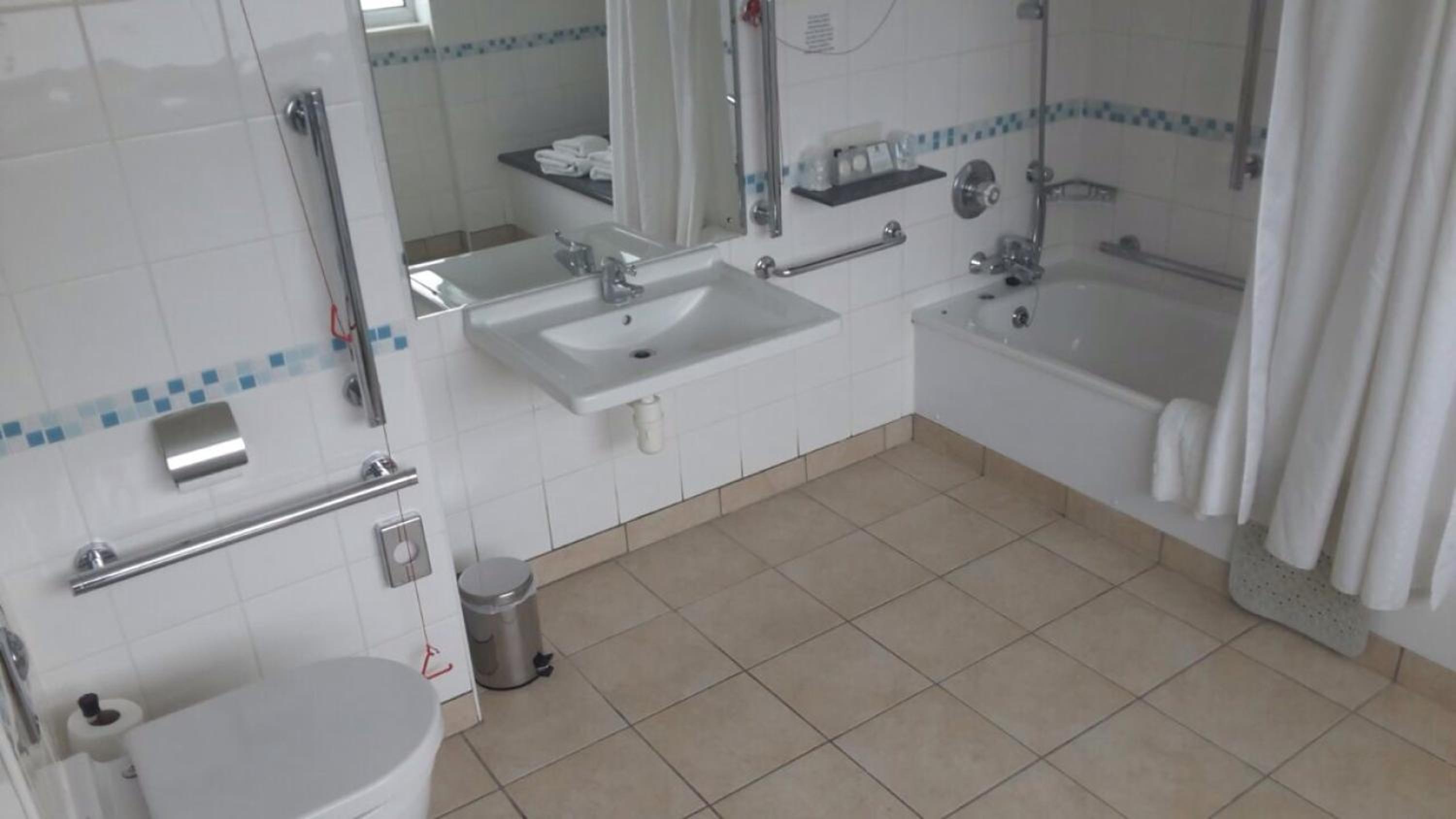 Standard Double Room - Disability Access - Photo 4