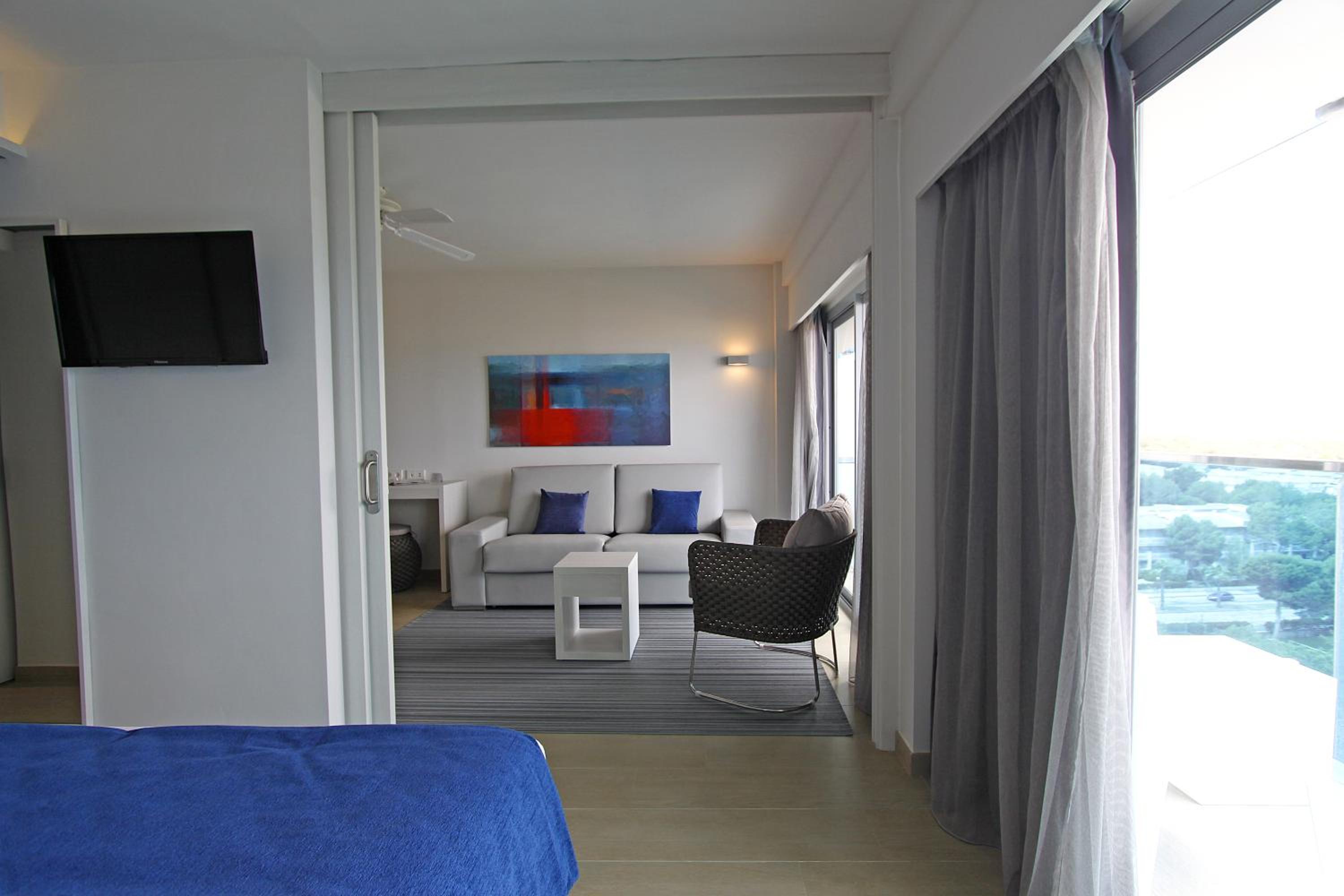 One-Bedroom Apartment (2 Adults + 2 Children)