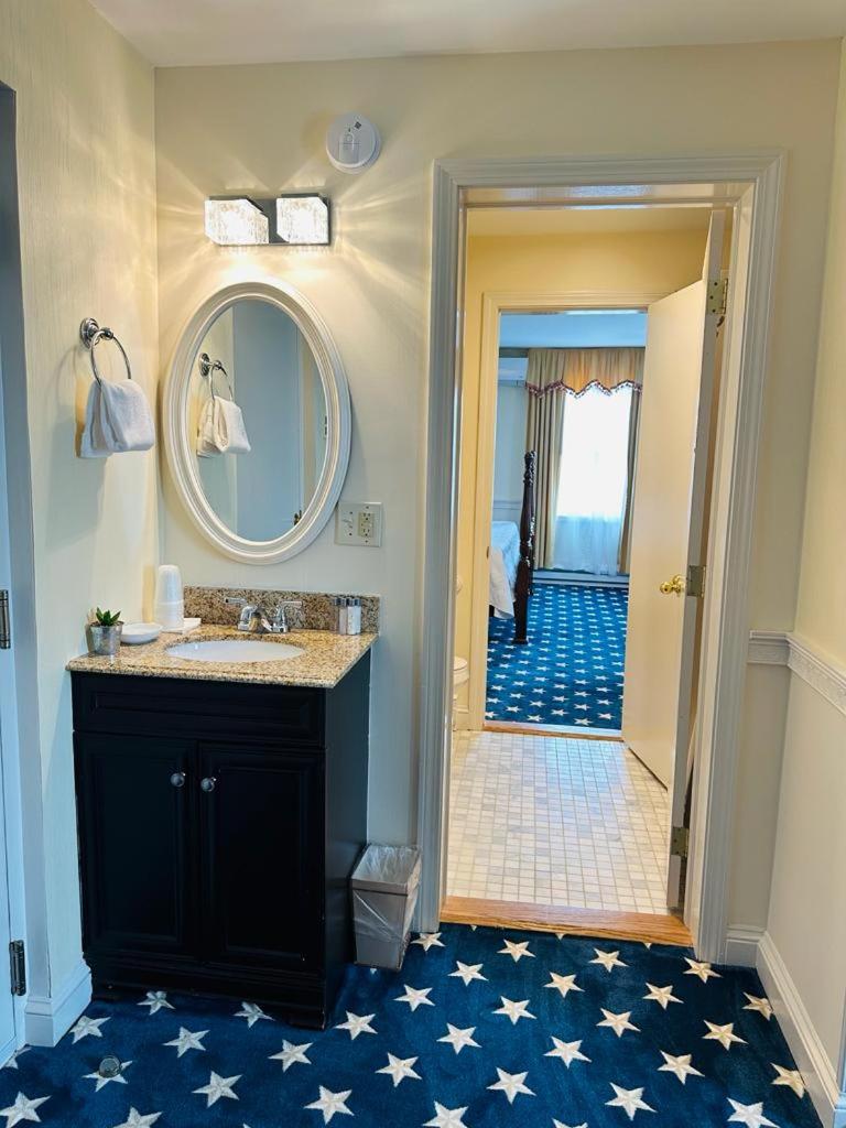 Queen Suite (NOT Pet Friendly) - Photo 3