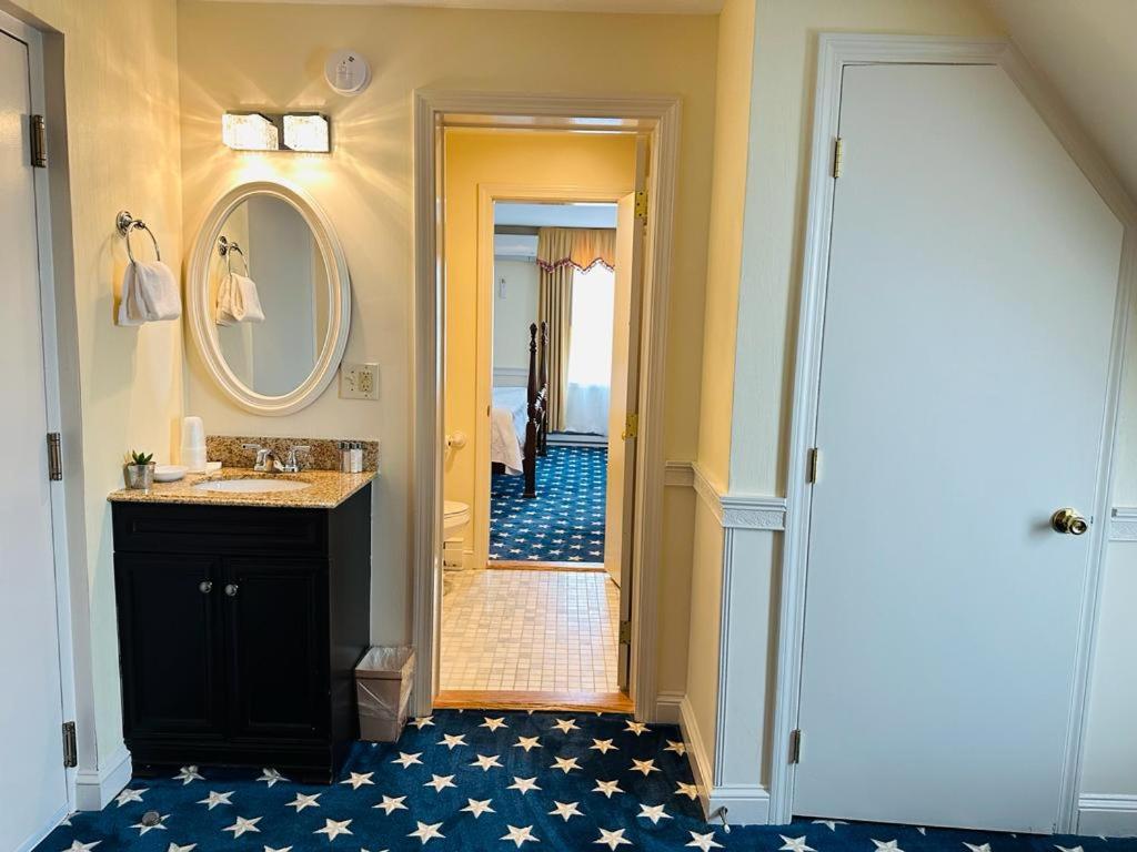 Queen Suite (NOT Pet Friendly) - Photo 5