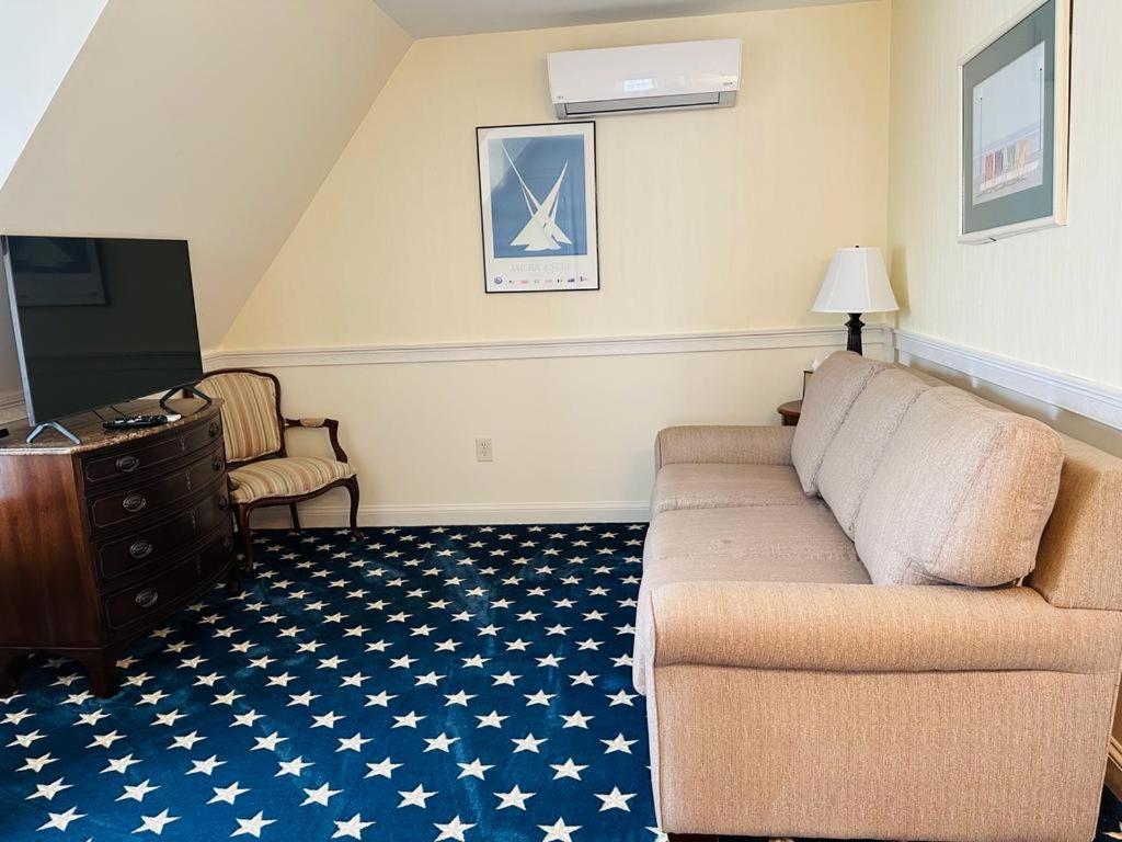 Queen Suite (NOT Pet Friendly) - Photo 8