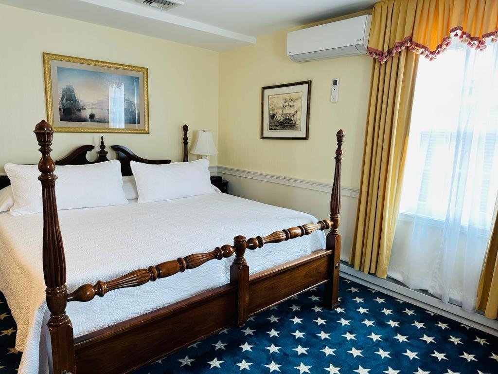 Queen Suite (NOT Pet Friendly) - Photo 2