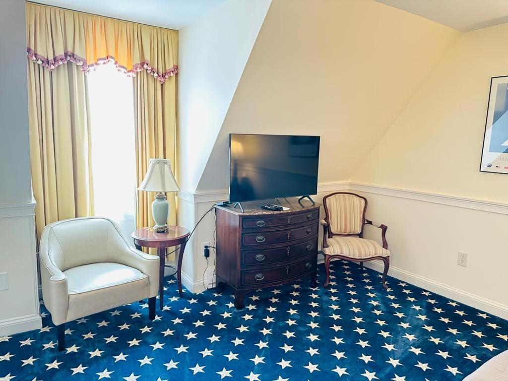 Queen Suite (NOT Pet Friendly) - Photo 4