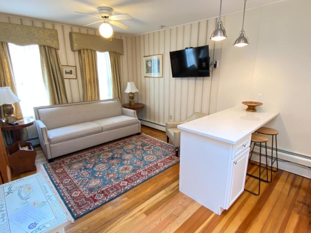 Apartment Suite  (Pet Friendly) - Photo 4