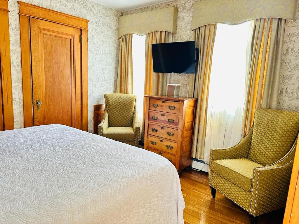 Apartment Suite  (Pet Friendly) - Photo 1