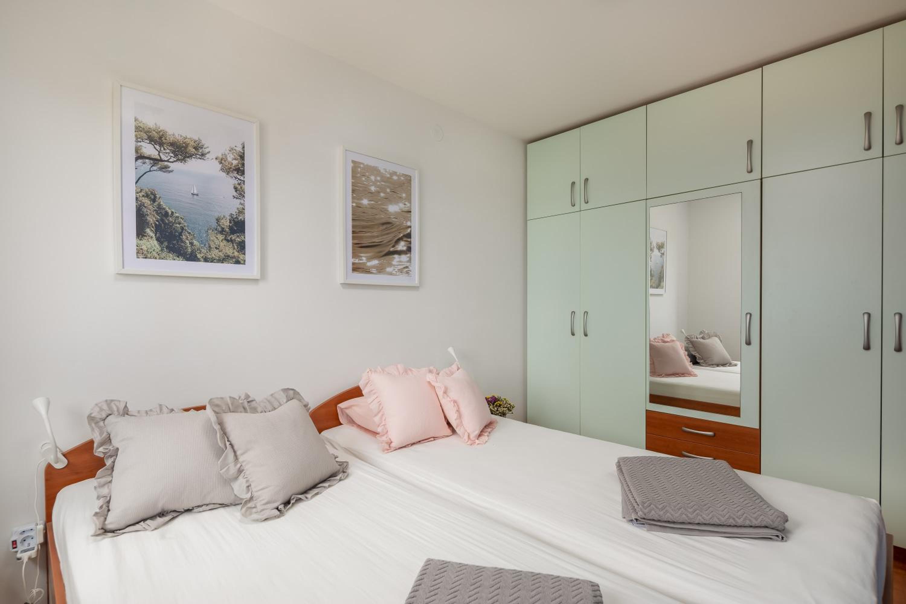 One-Bedroom Apartment with Sea View photo 1