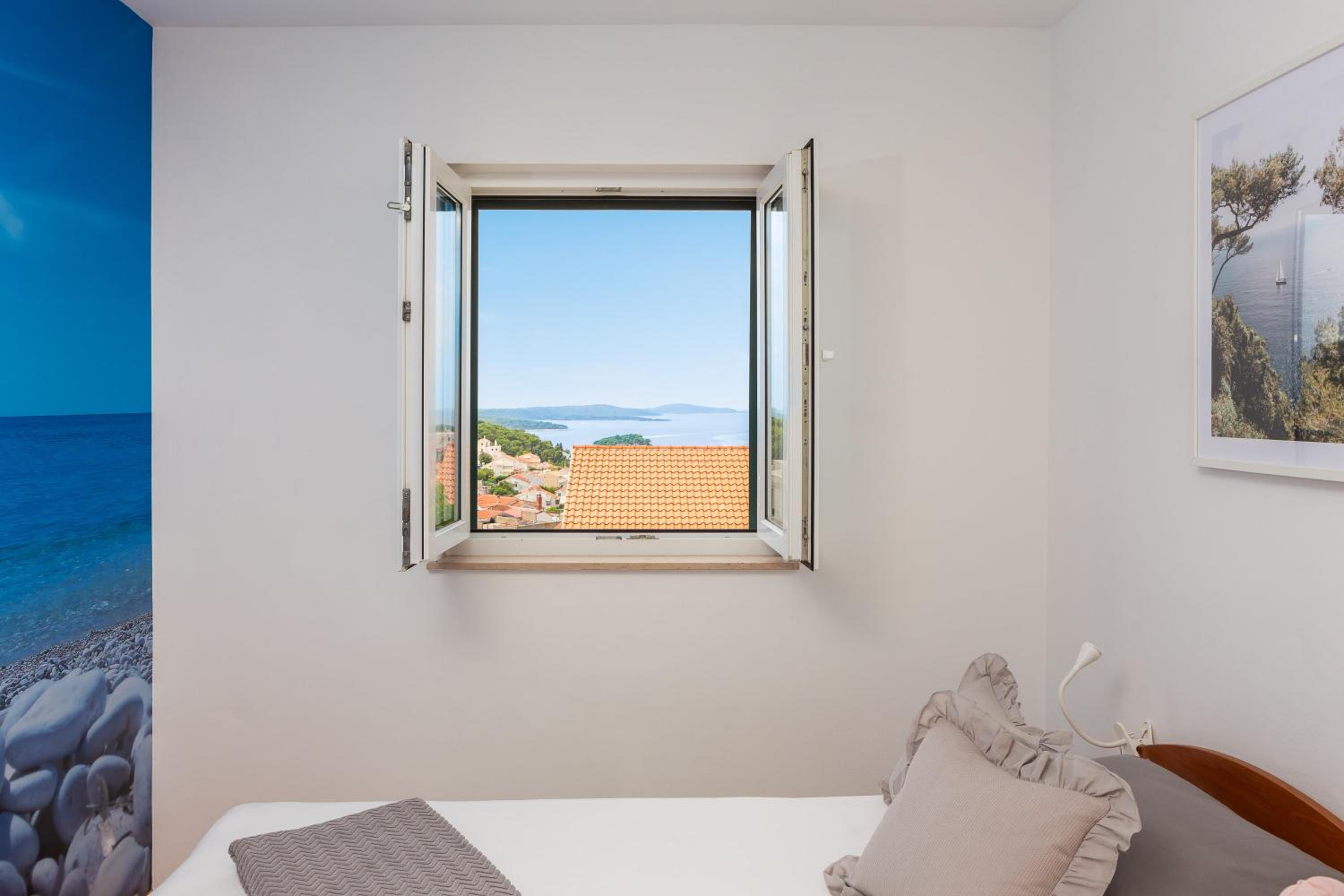 One-Bedroom Apartment with Sea View photo 3