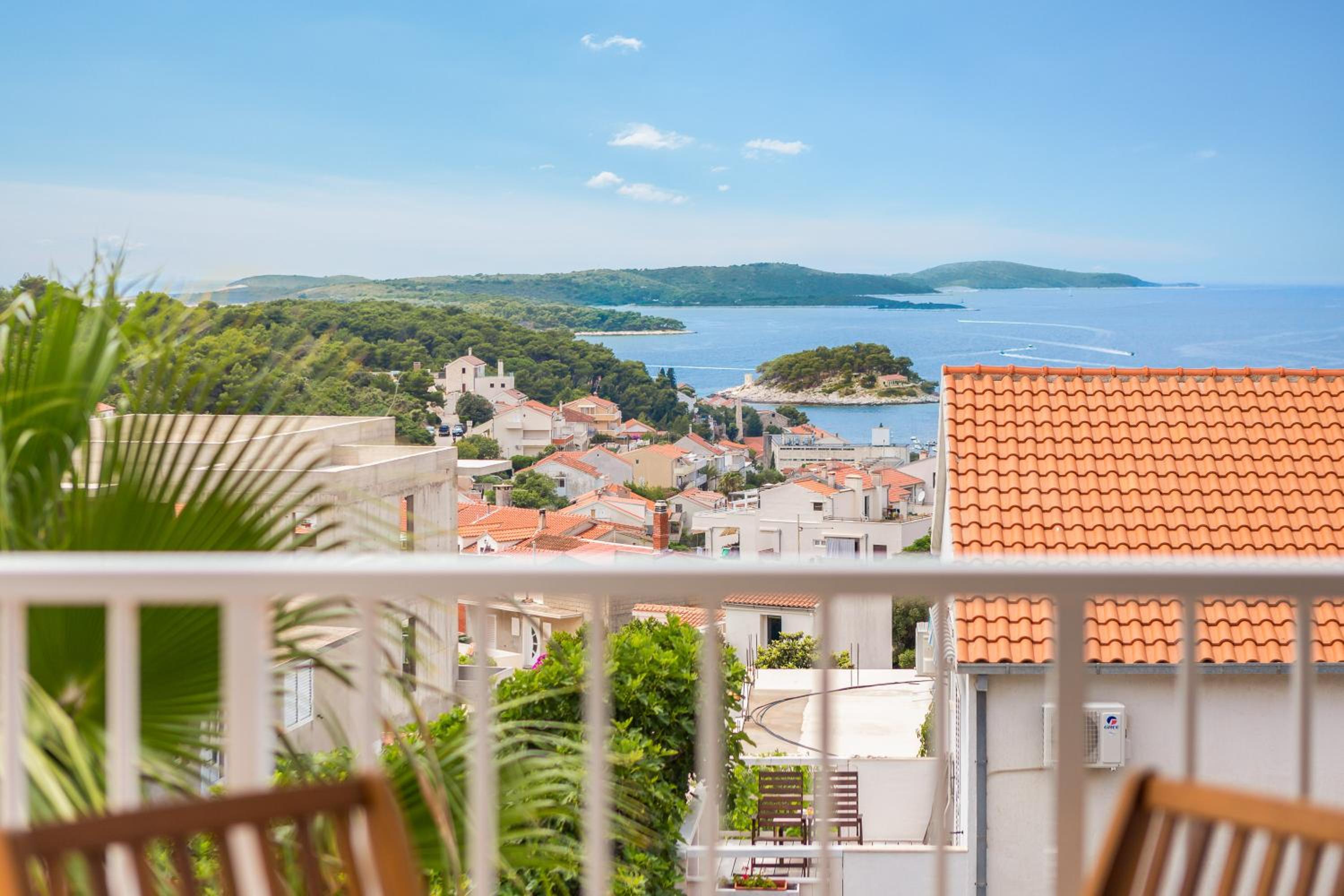One-Bedroom Apartment with Sea View photo 2