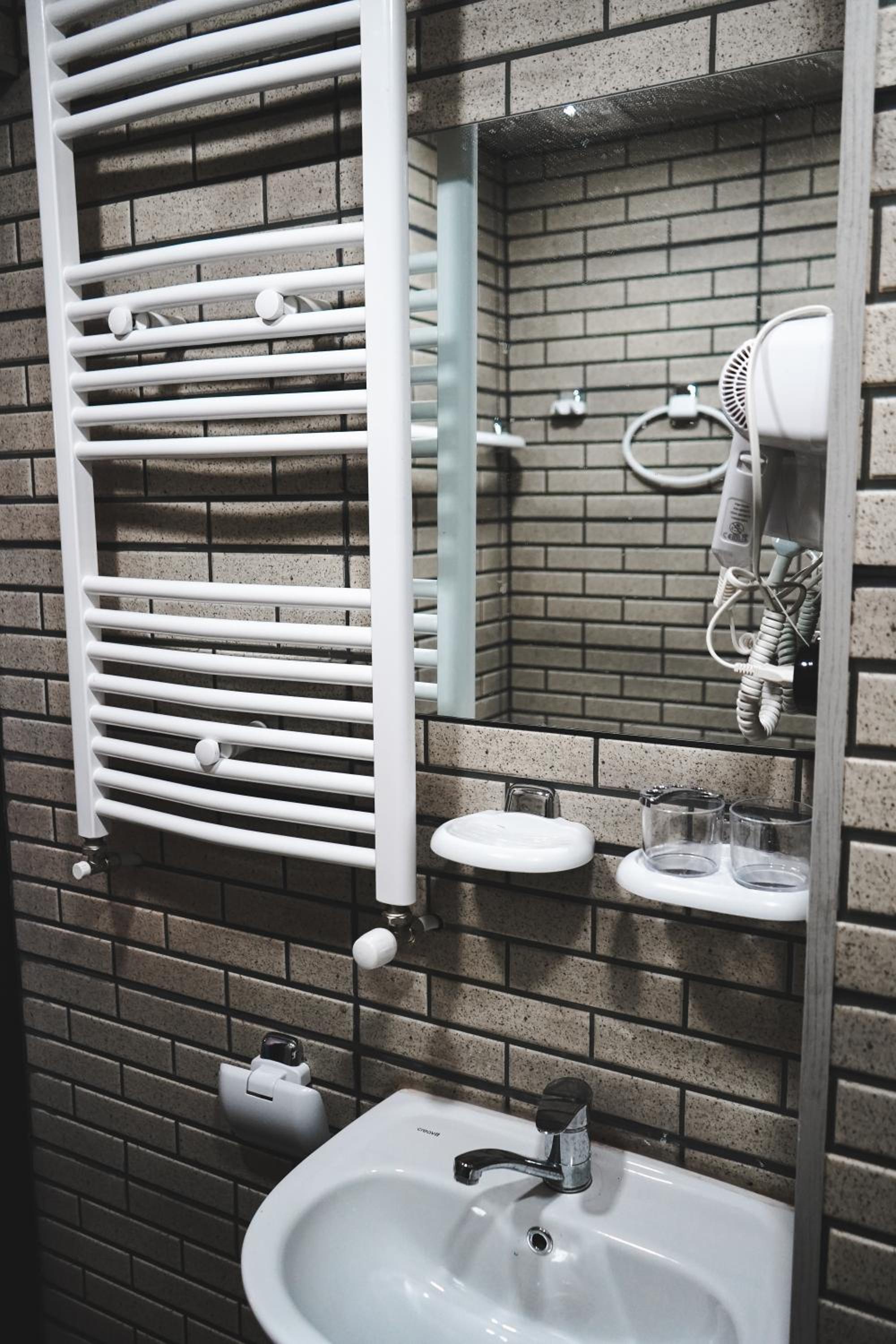 Basic Triple Room With Shared Bathroom photo 3