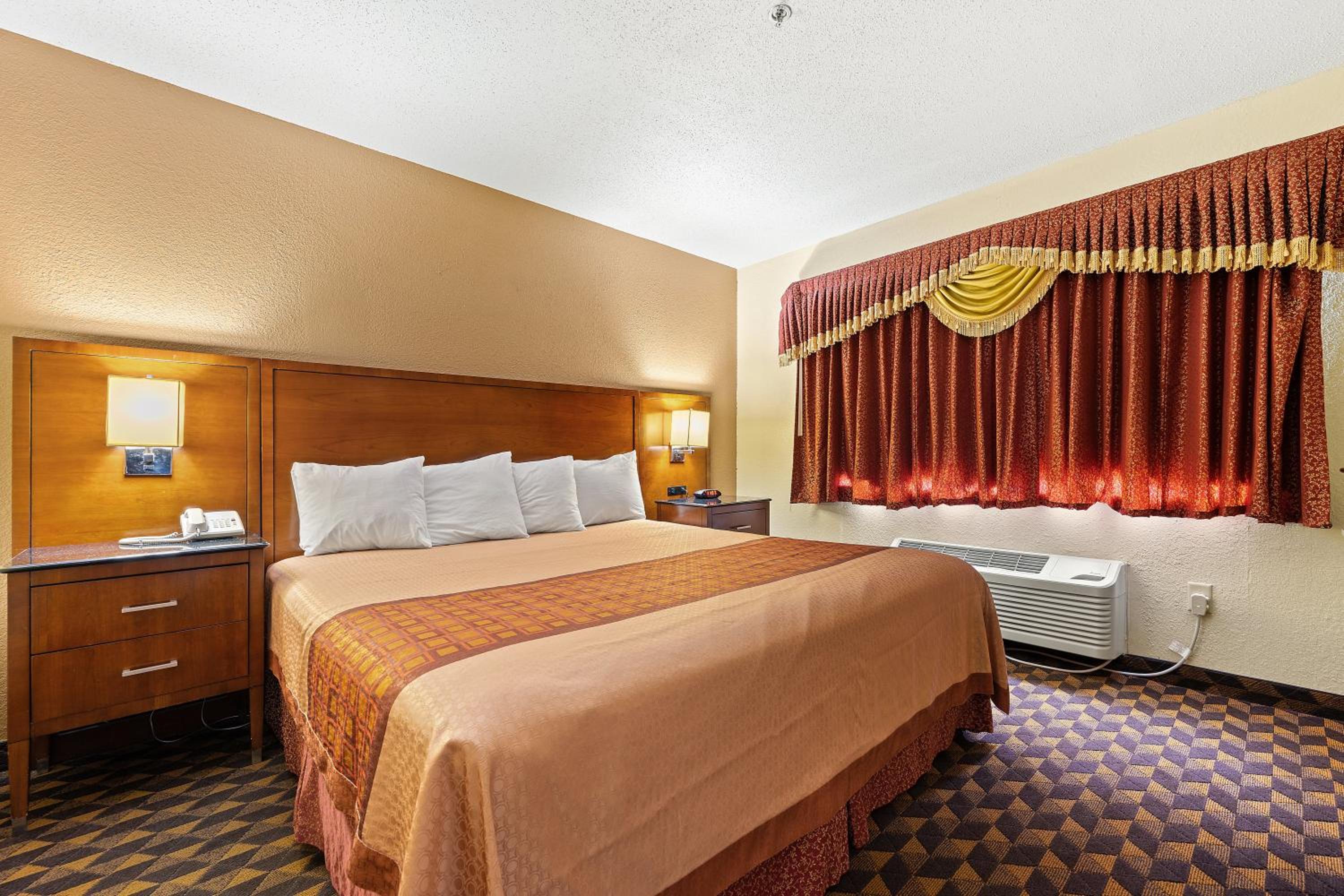 King Room with Spa Bath - Non-Smoking photo 2