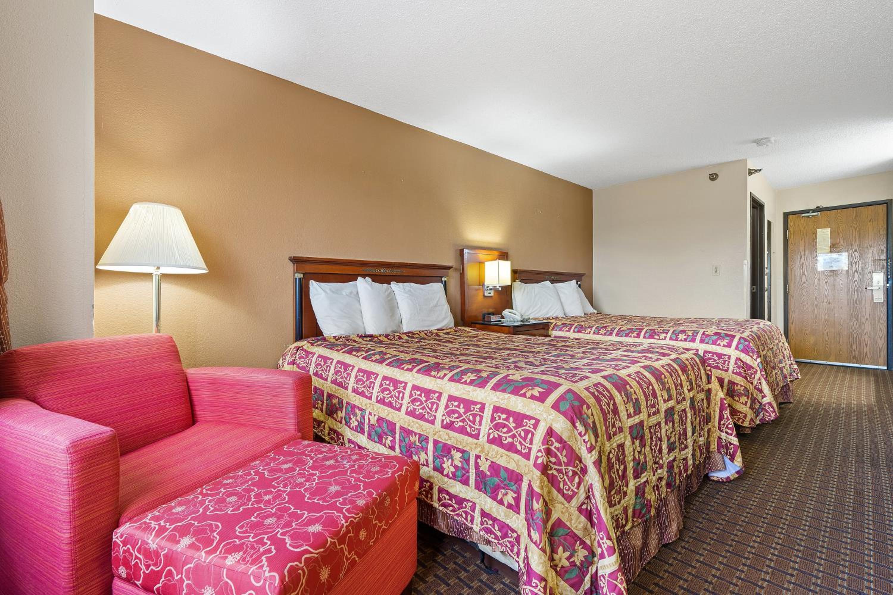 Queen Room with Two Queen Beds - Smoking photo 3