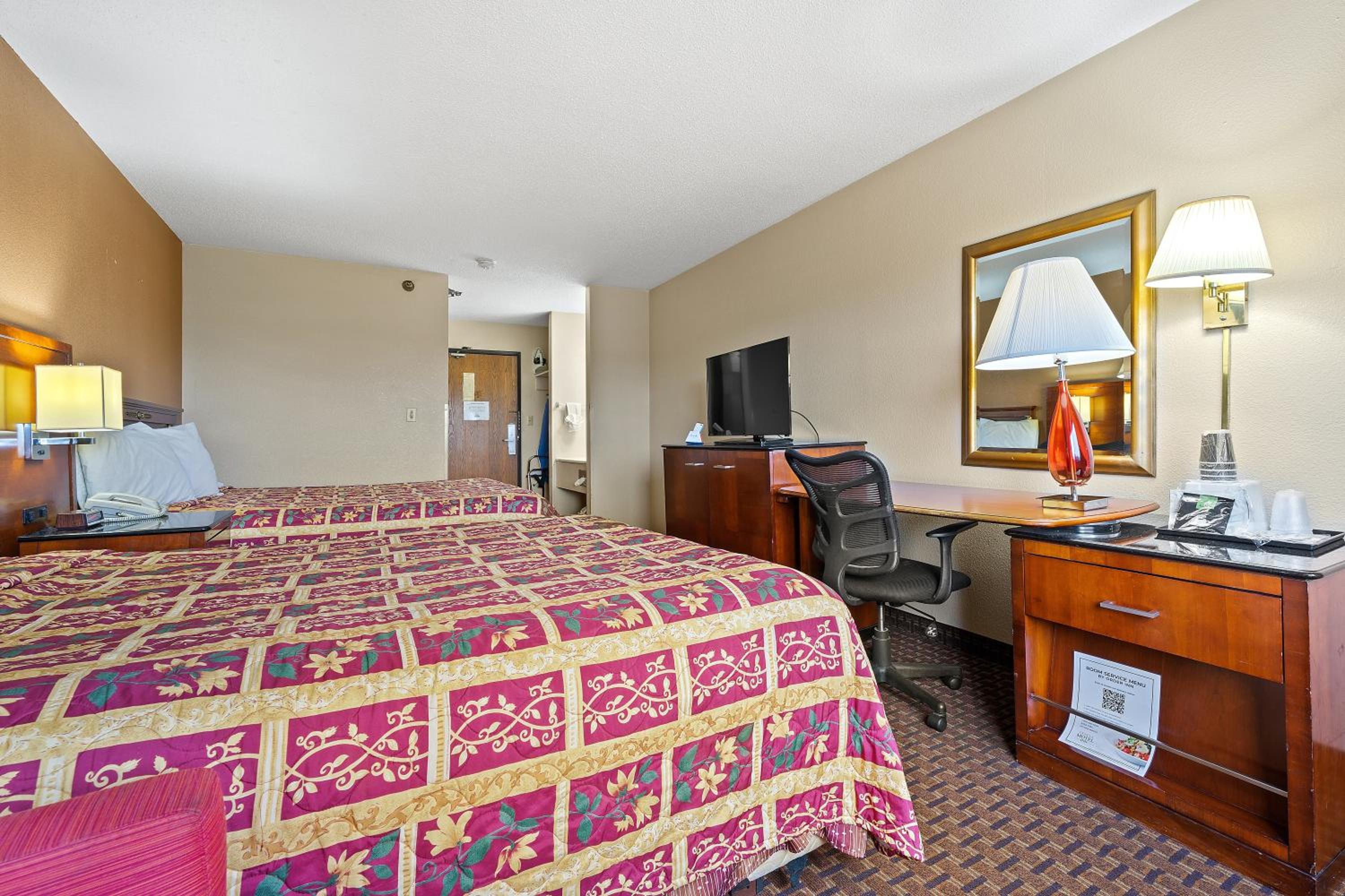 Queen Room with Two Queen Beds - Smoking photo 2