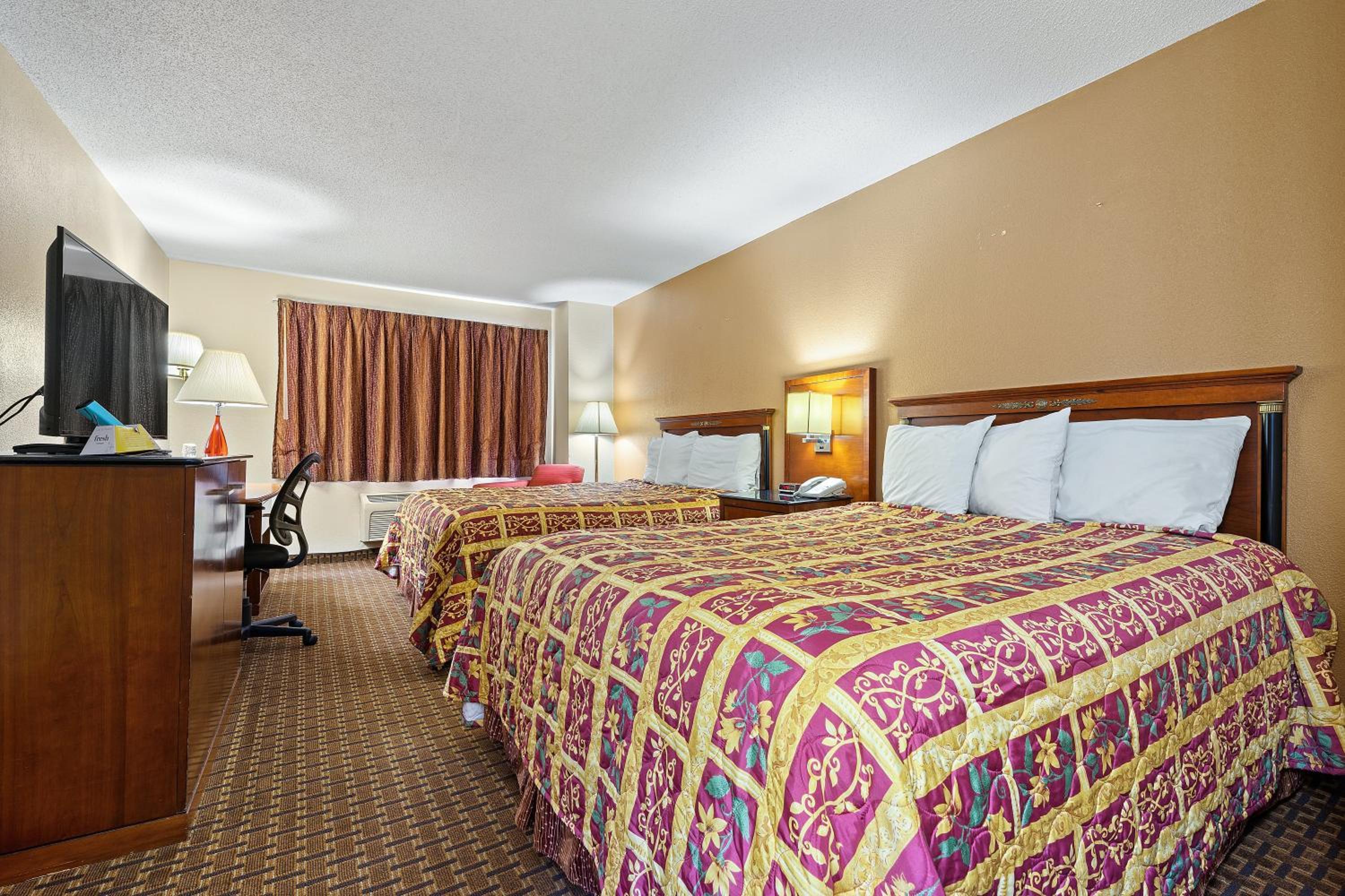Queen Room with Two Queen Beds - Smoking photo 1
