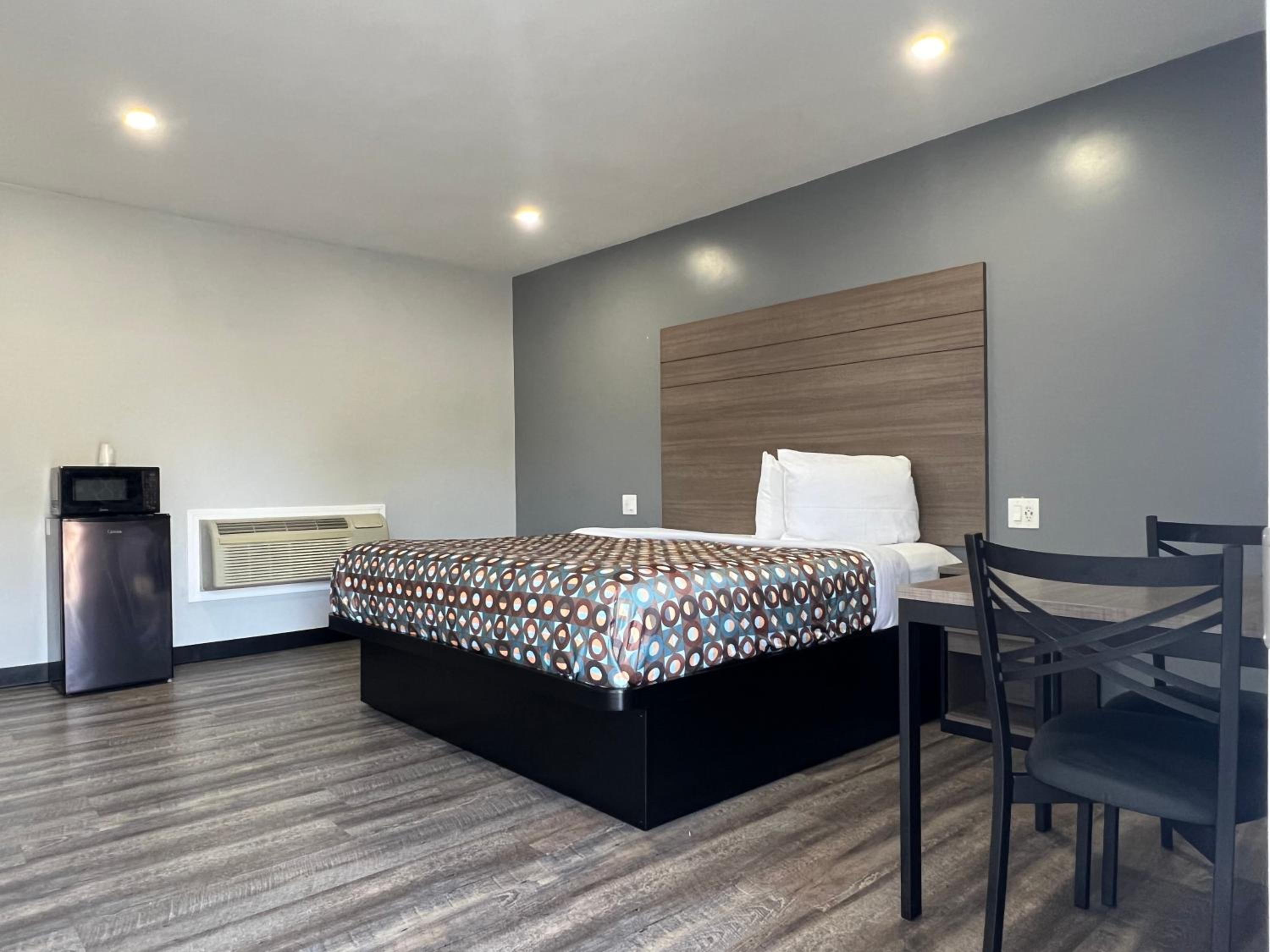 Deluxe King Room - Photo 1
