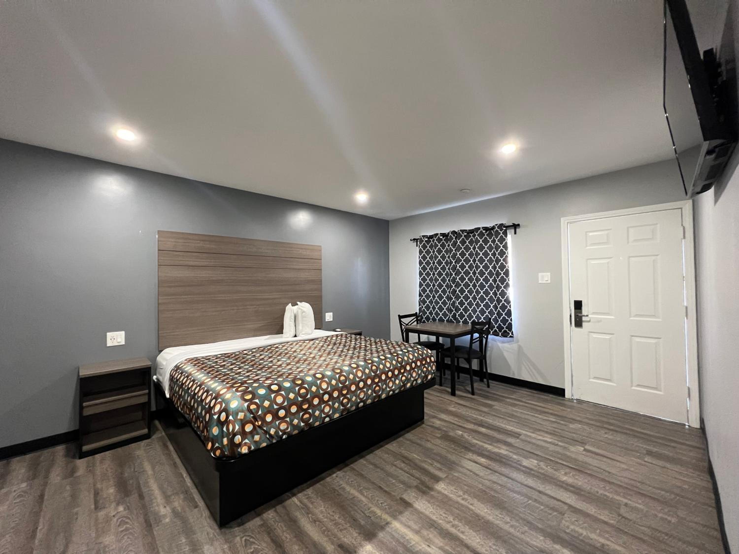 Deluxe King Room - Photo 2