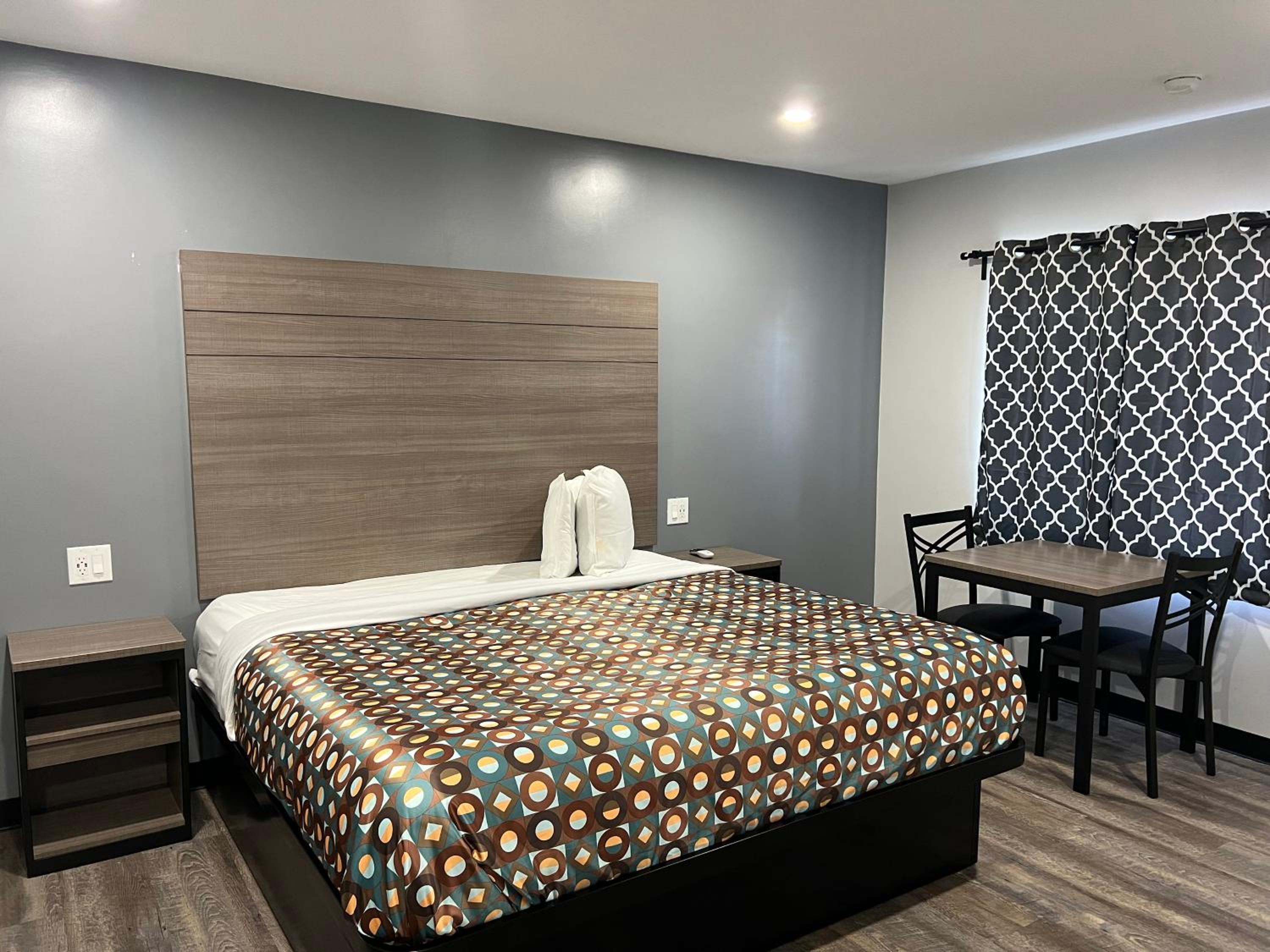 Deluxe King Room - Photo 4