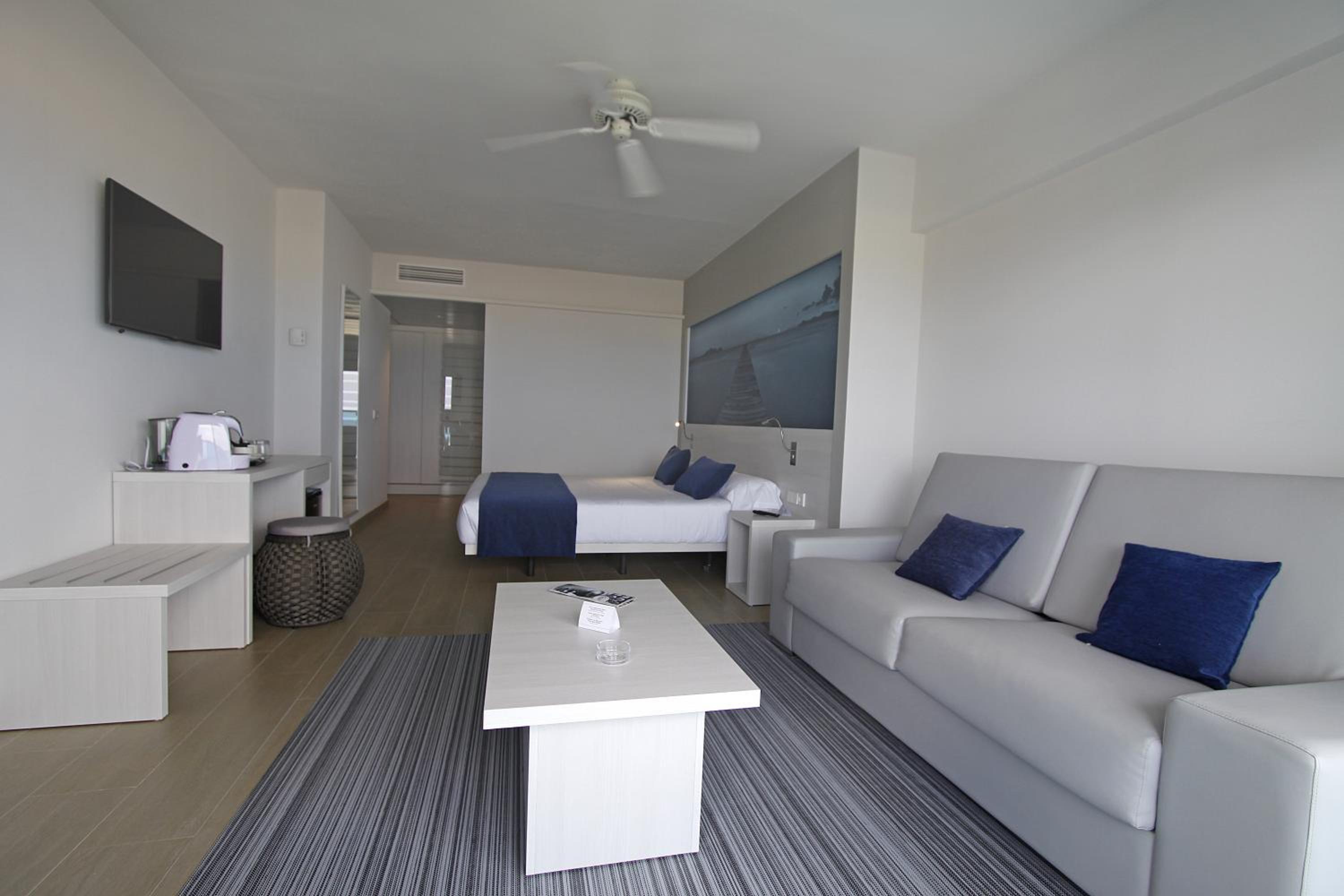 Junior Suite with Sea View - Photo 4