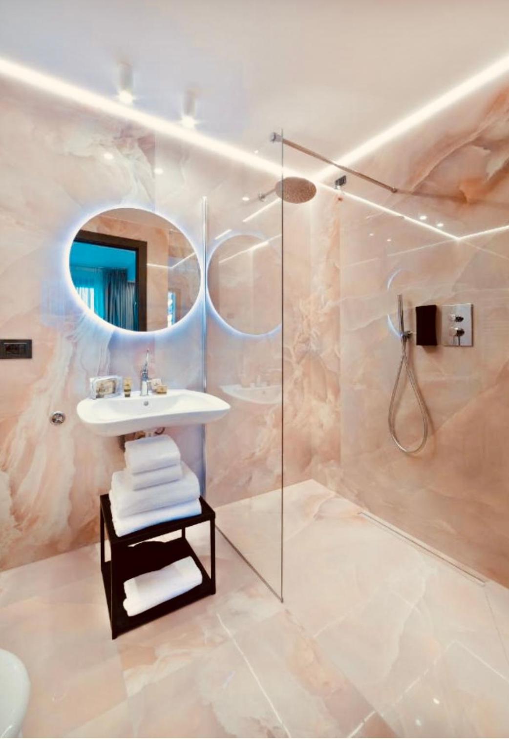 Deluxe Room - Photo 7