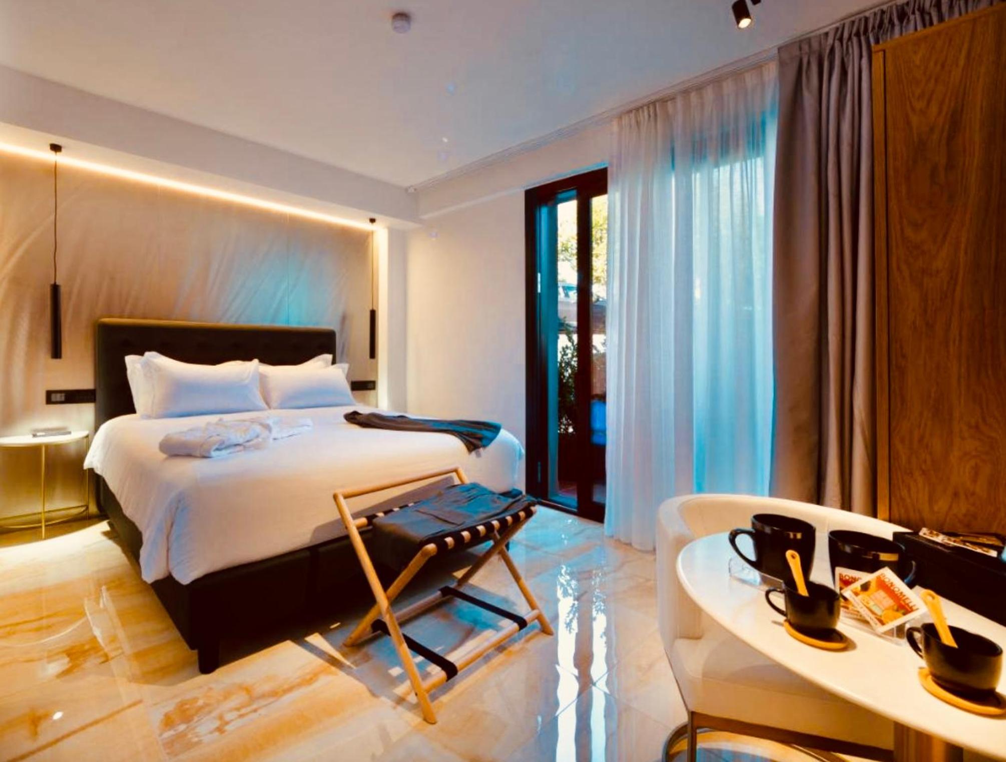 Deluxe Room - Photo 5