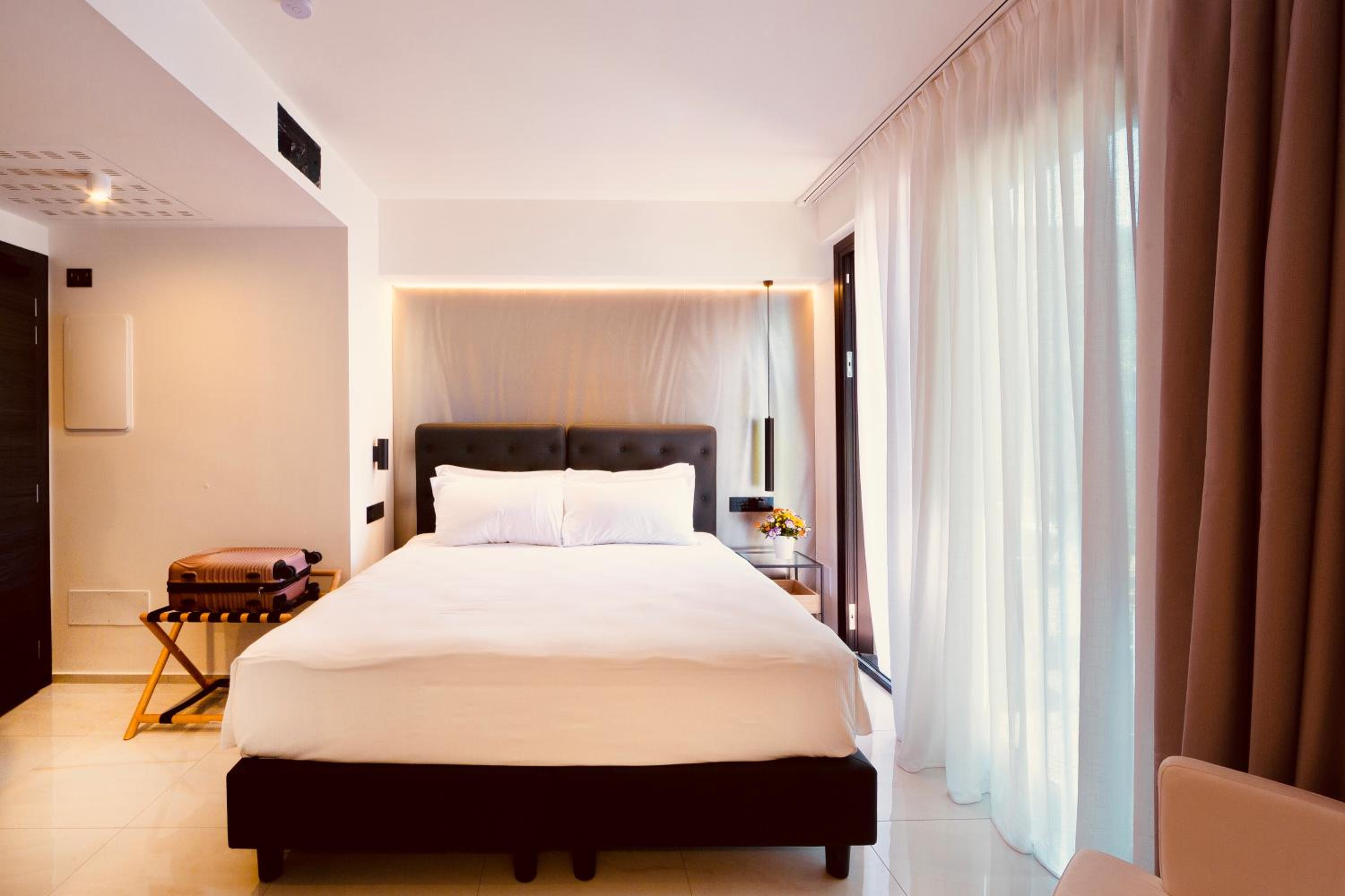 Deluxe Room - Photo 21