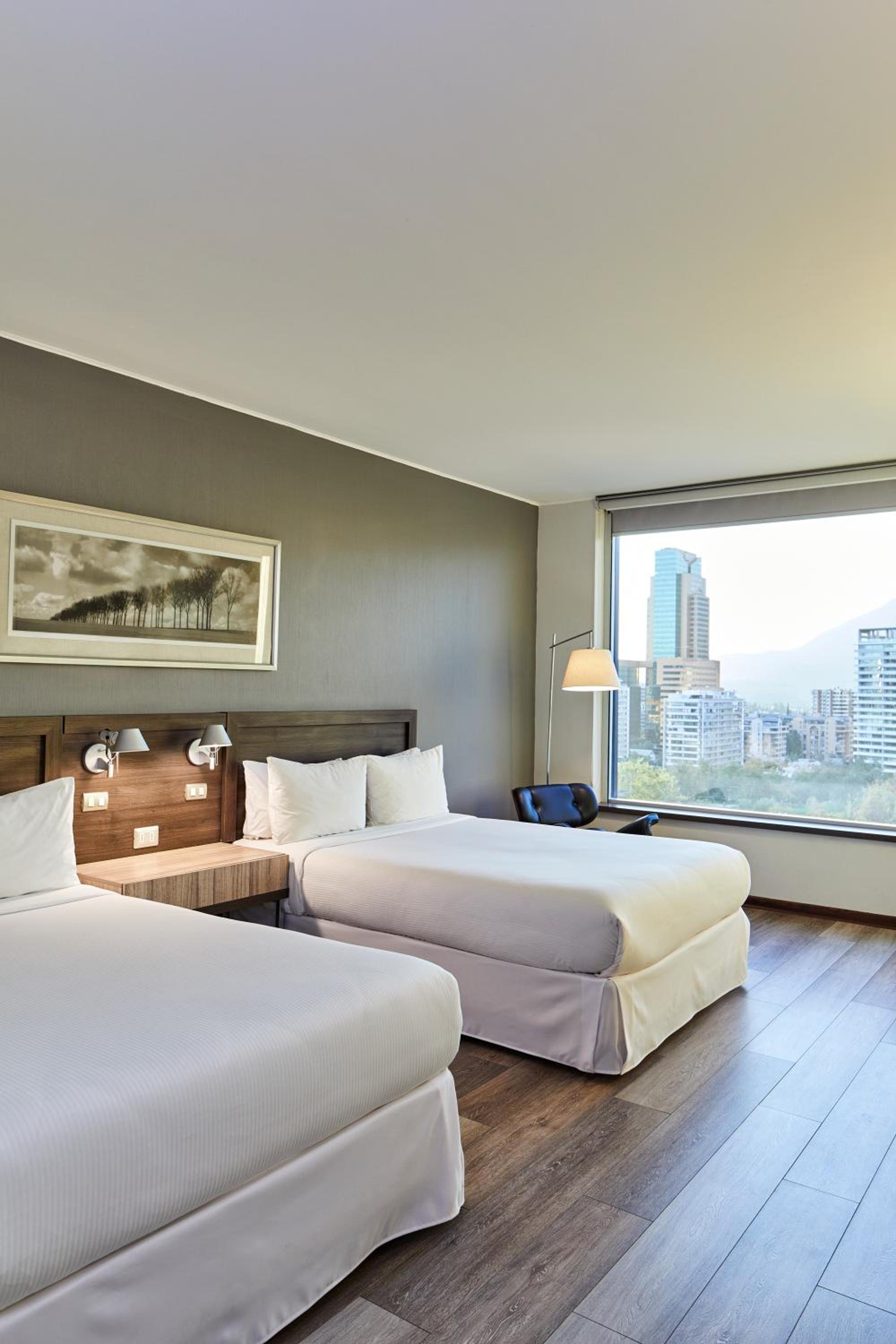 Queen Room with Two Queen Beds - Non-Smoking photo 2