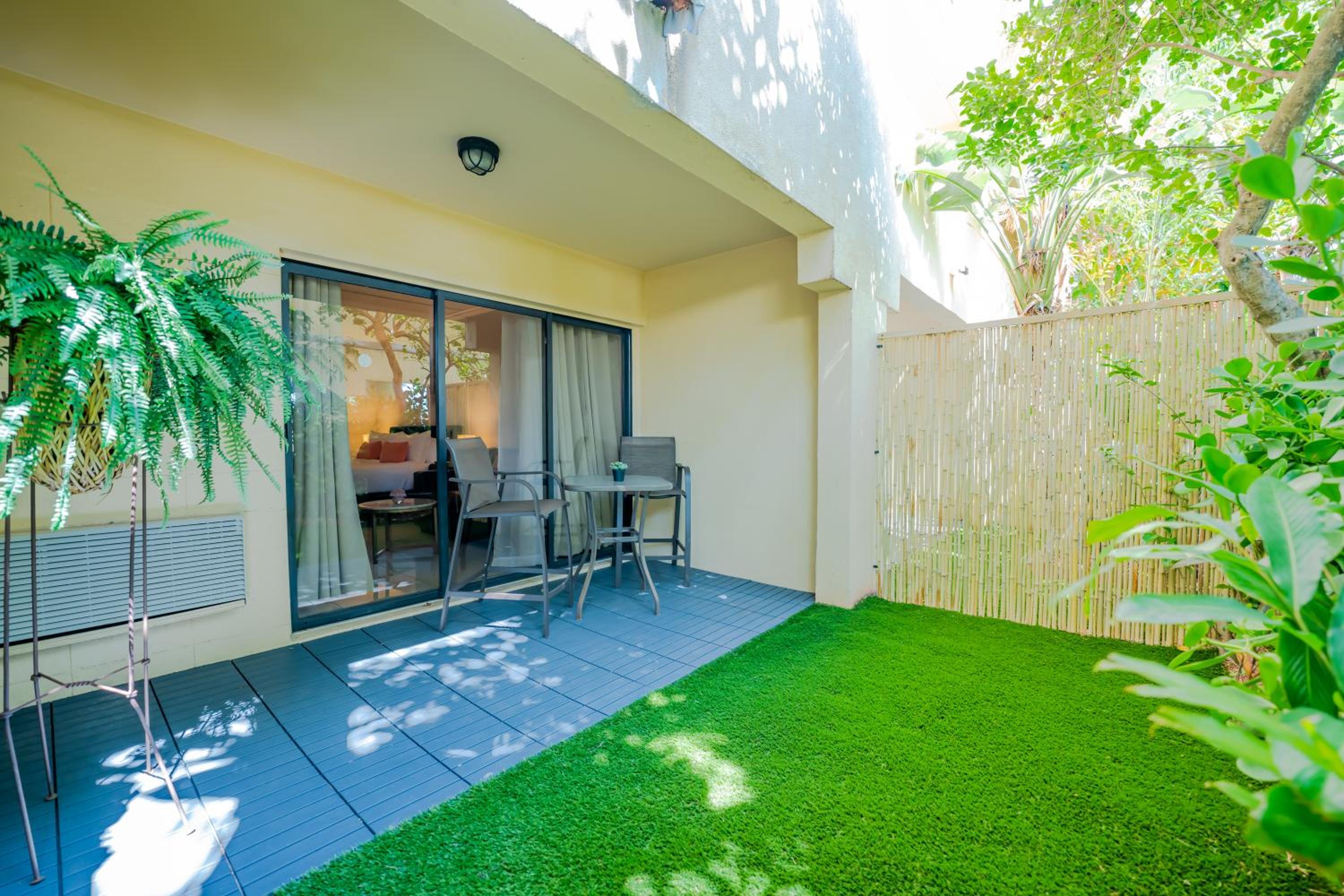 Premium King with Patio, Kitchenette and Sofa Bed - Photo 5