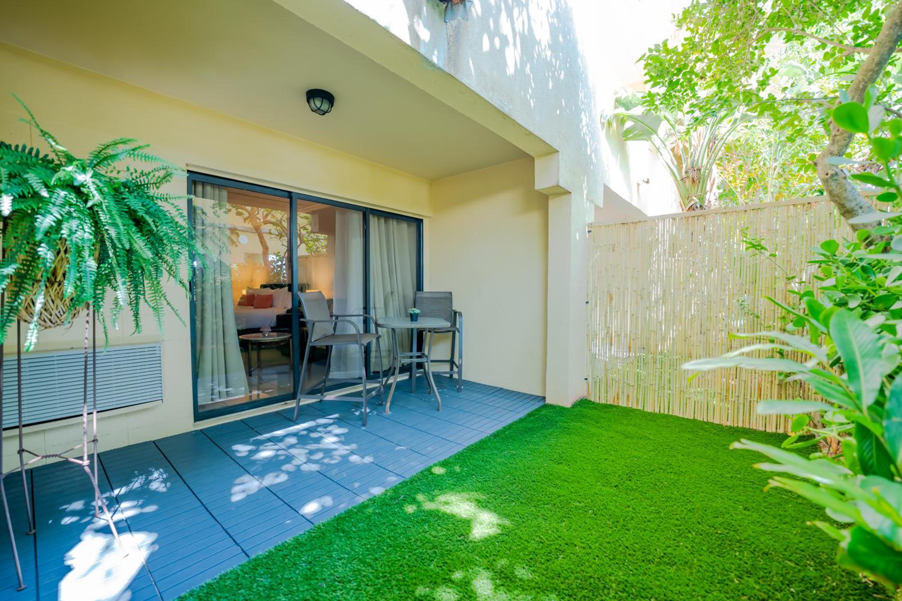 Premium King with Patio, Kitchenette and Sofa Bed - Photo 6