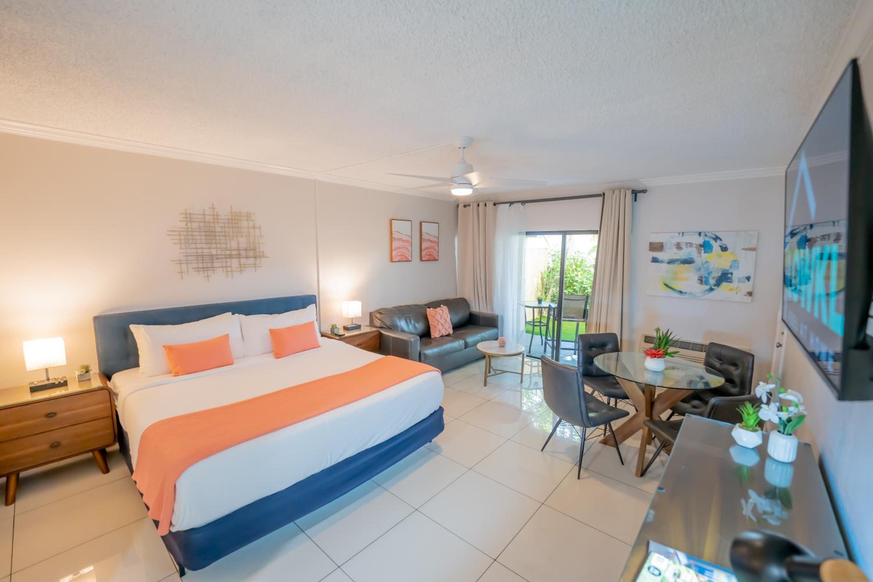 Premium King with Patio, Kitchenette and Sofa Bed - Photo 17