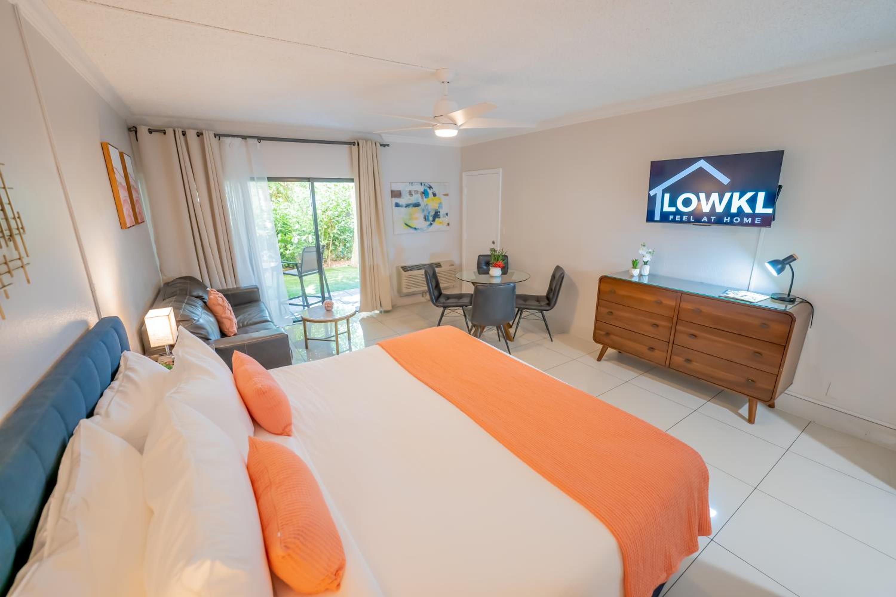 Premium King With Patio, Kitchenette And Sofa Bed - Garden View