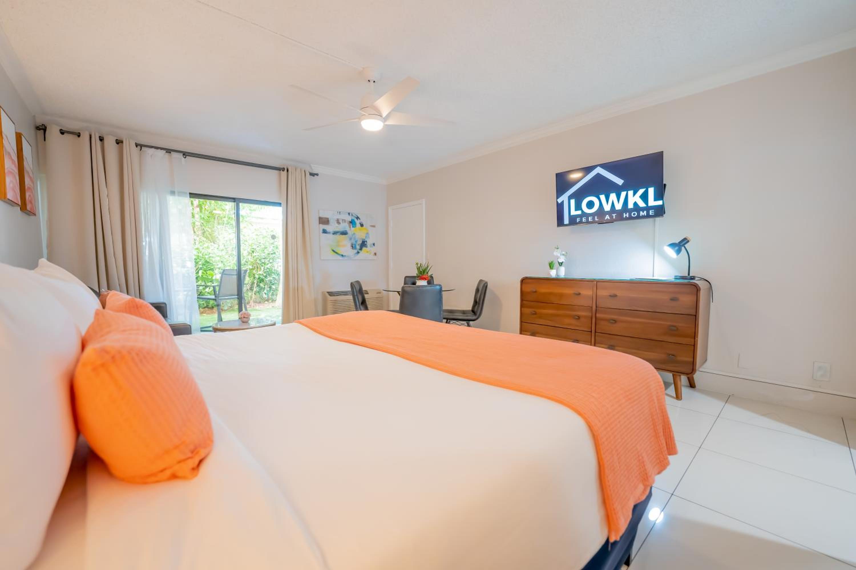 Premium King With Patio, Kitchenette And Sofa Bed - Garden View