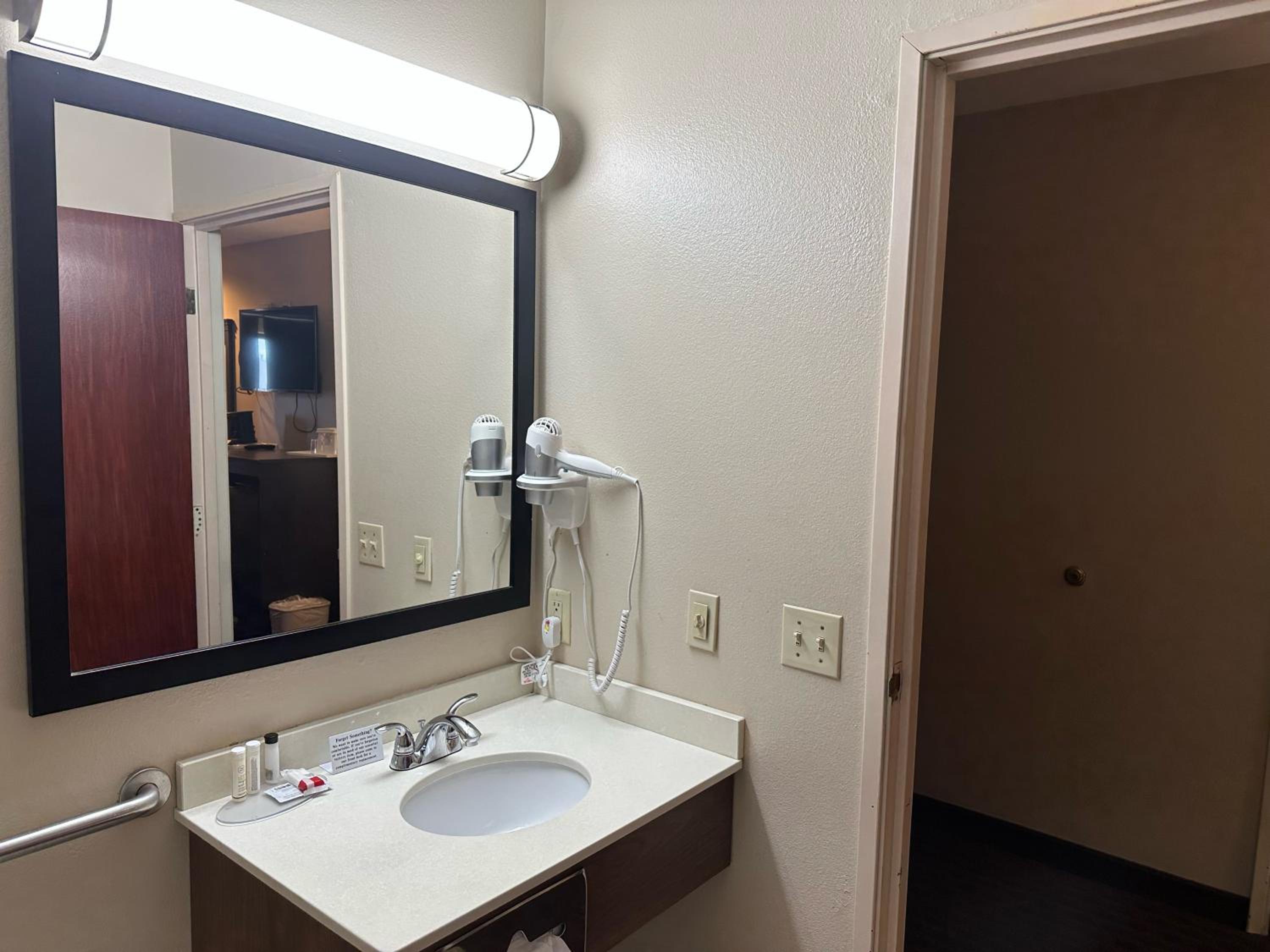 King Room with Bath Tub - Mobility Accessible/Non-Smoking - Photo 10