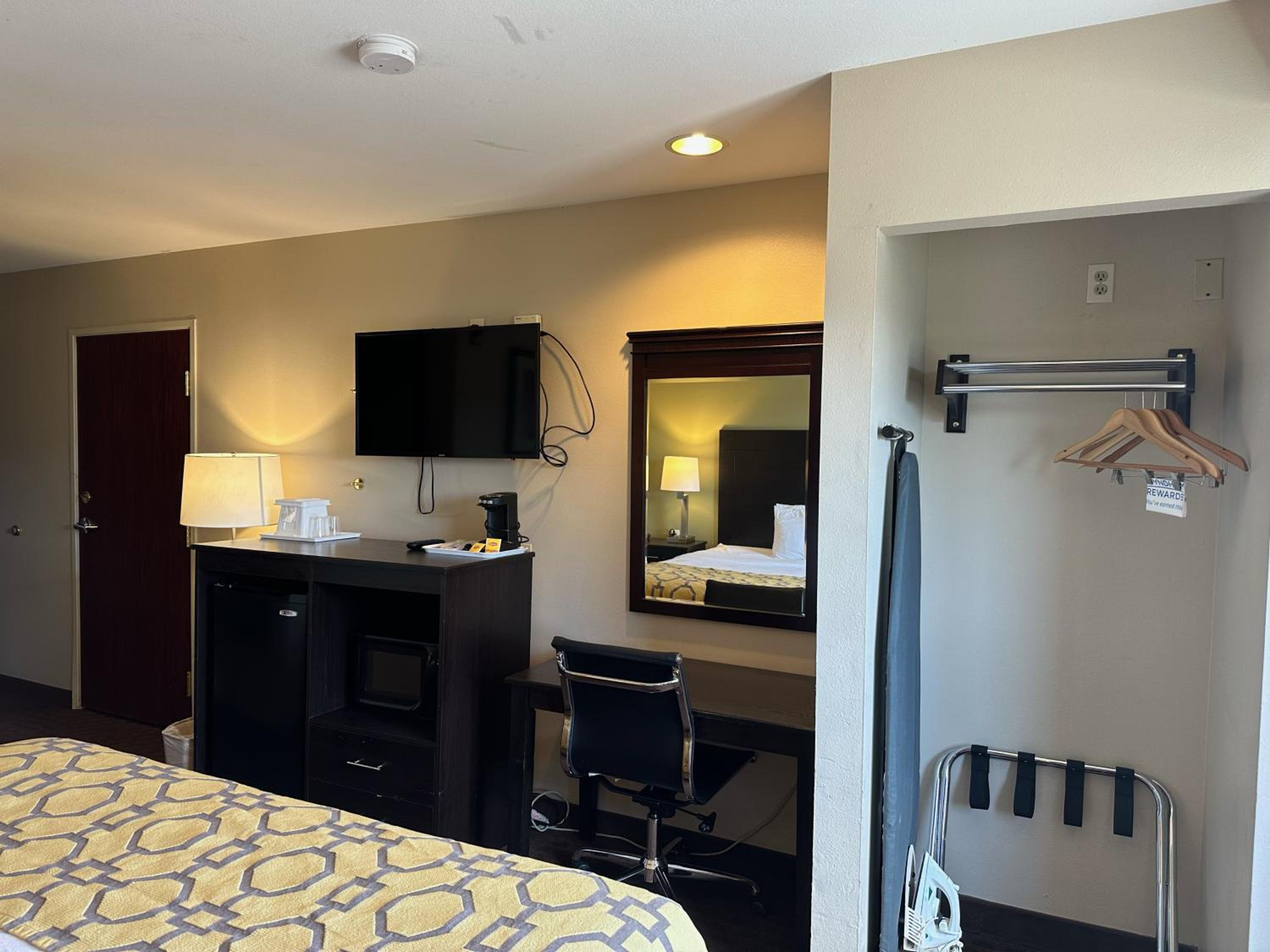 King Room with Bath Tub - Mobility Accessible/Non-Smoking - Photo 9