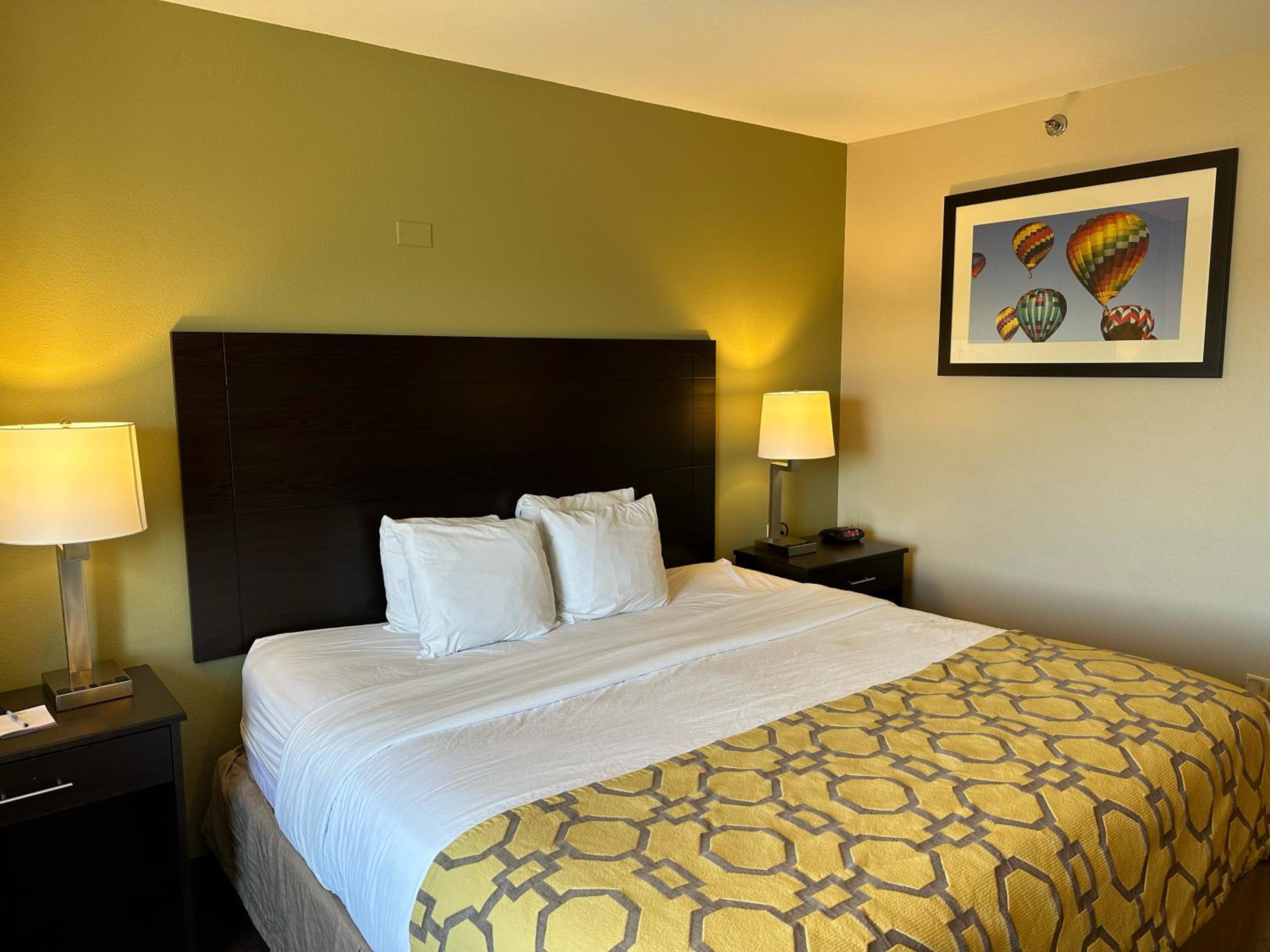 King Room with Bath Tub - Mobility Accessible/Non-Smoking - Photo 11