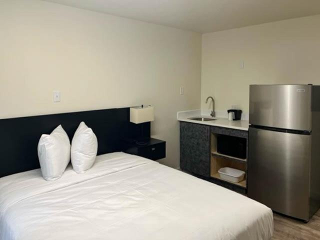 Queen Room - Disability Access - Non-Smoking photo 2
