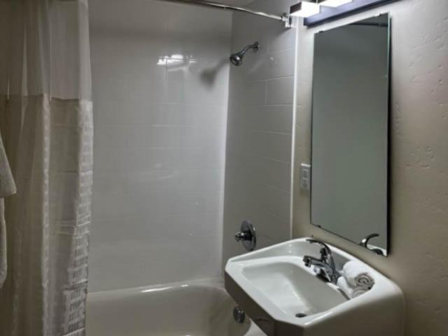 Deluxe Queen Room - Non-Smoking photo 3