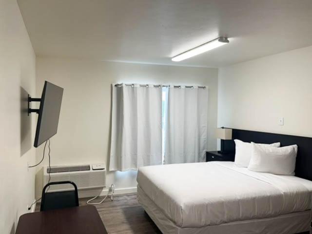 Queen Room - Disability Access - Non-Smoking photo 3