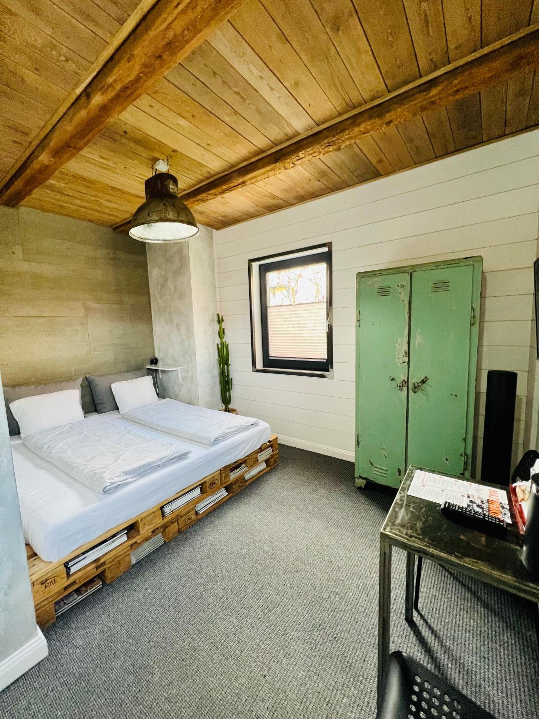 Standard King Room - Photo 4