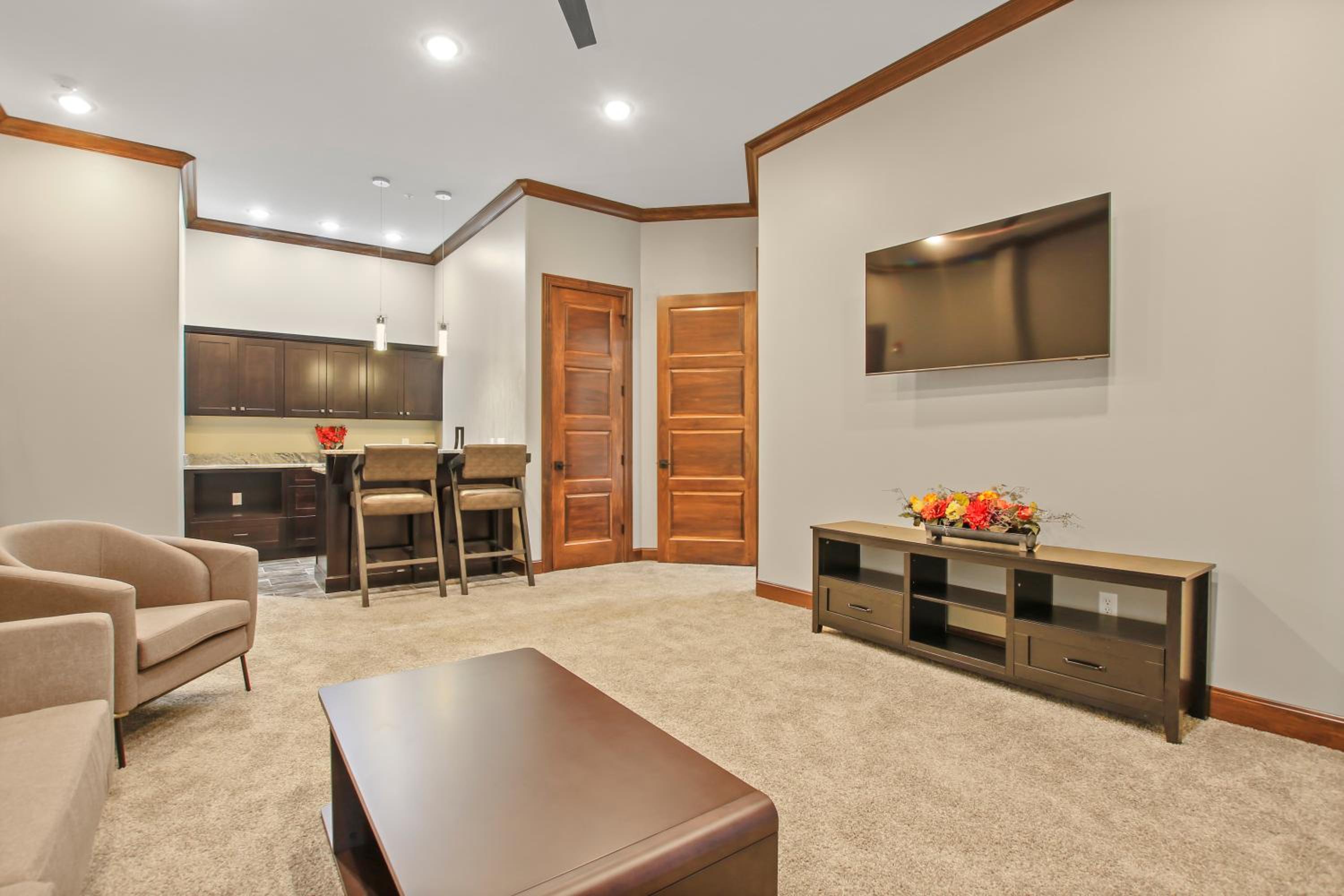 Townhouse Lakeview Executive Suite with Patio - Photo 6