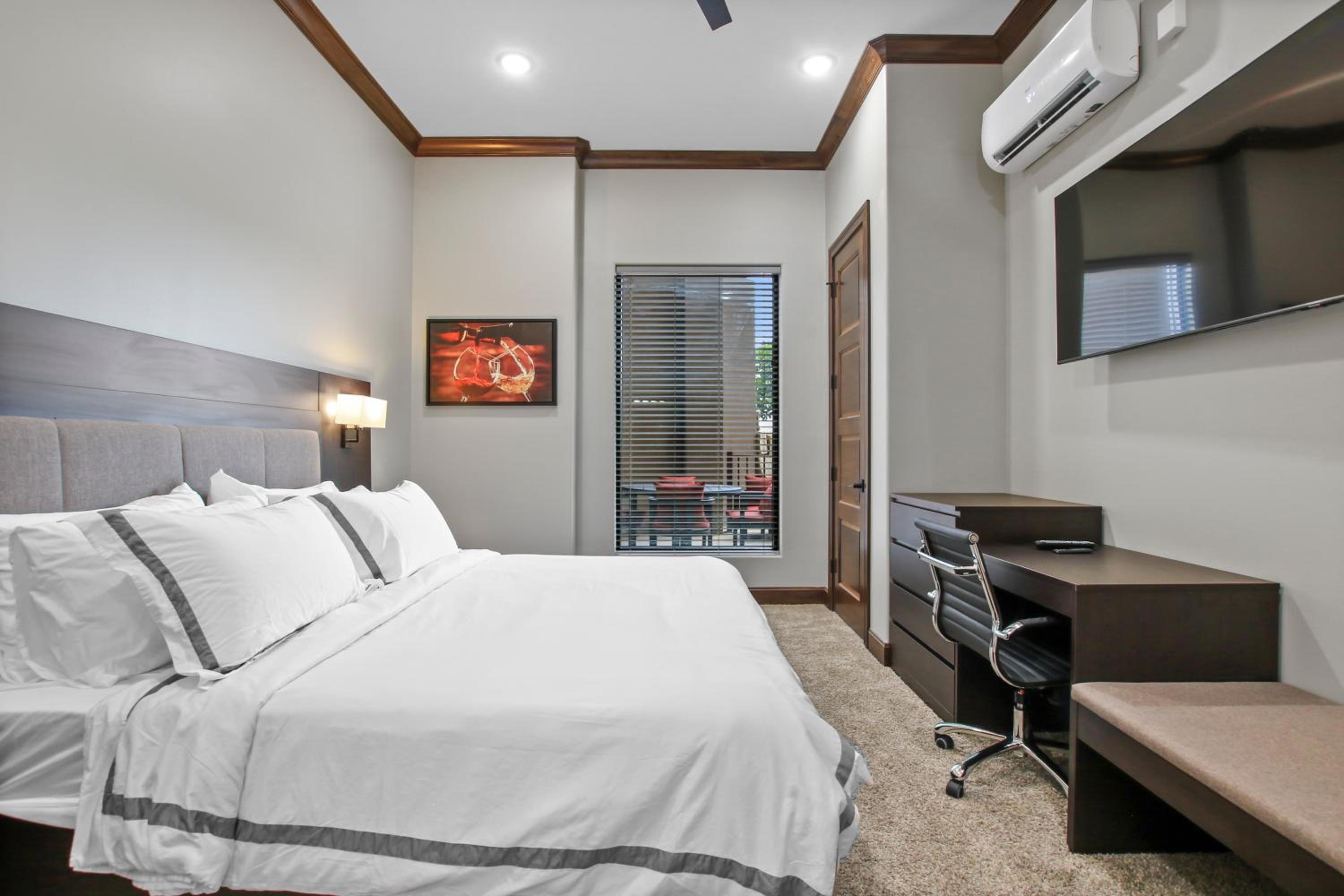 Townhouse Lakeview Executive Suite with Patio - Photo 8