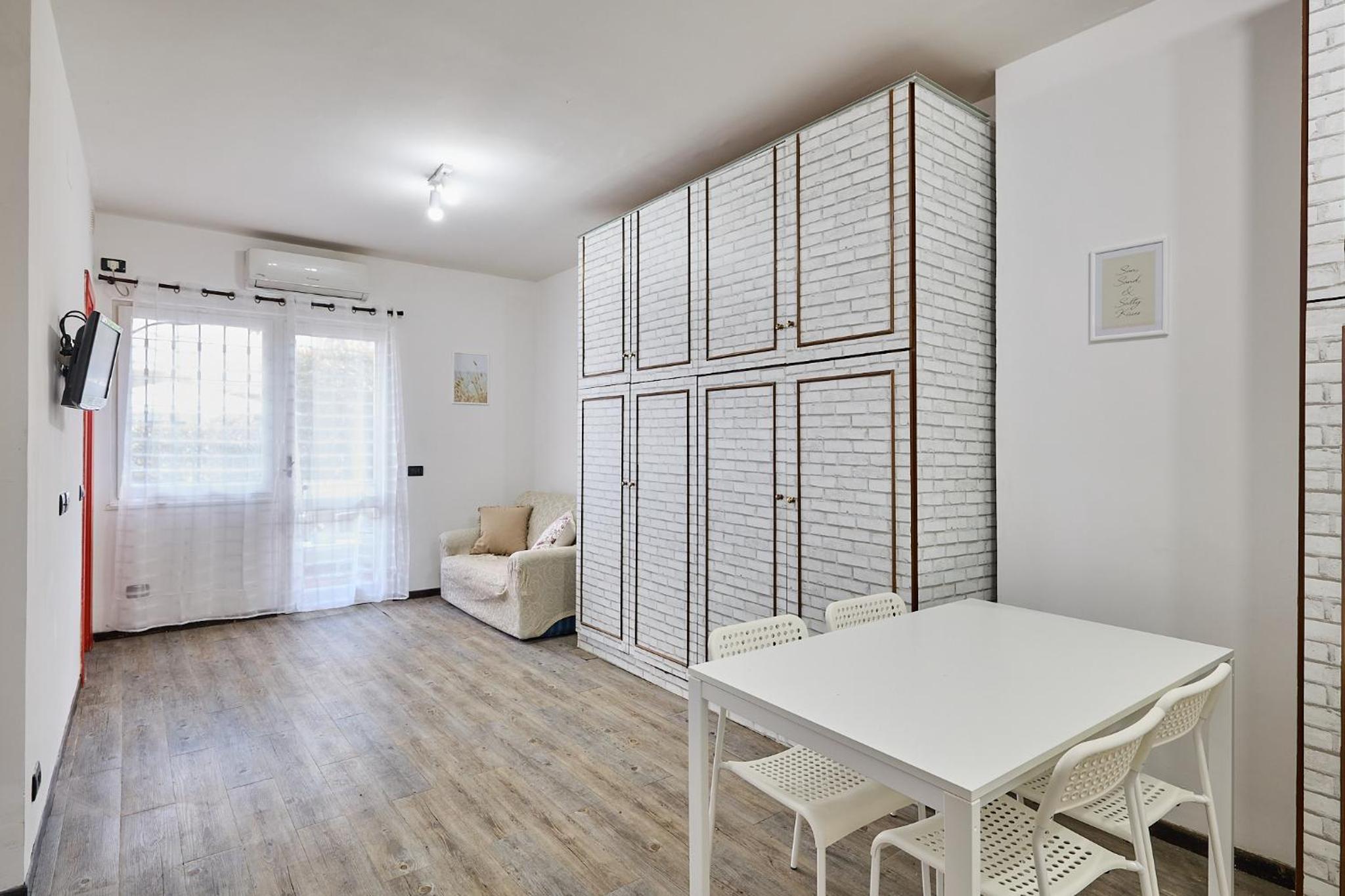 One-Bedroom Apartment photo 1