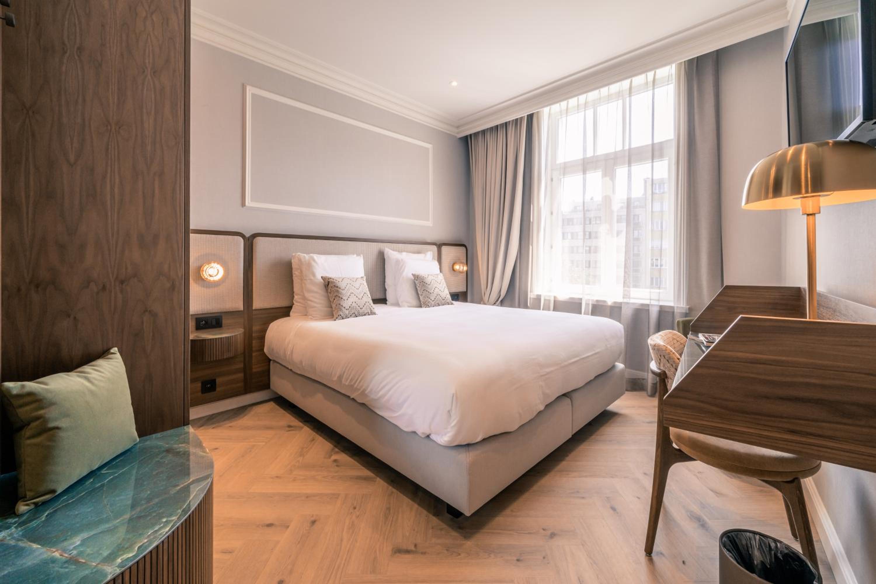 Comfort Room Front