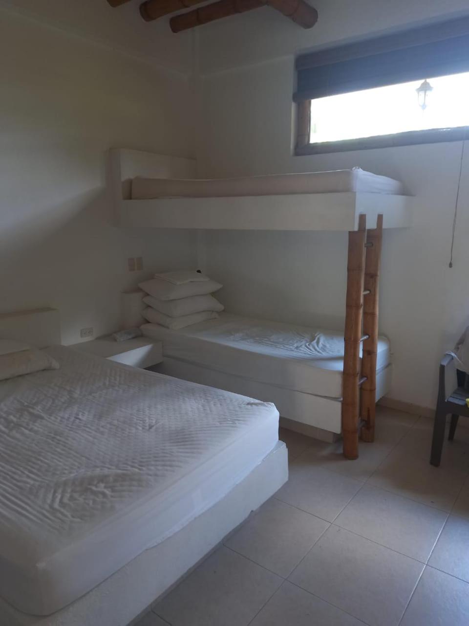 Five-Bedroom House photo 2
