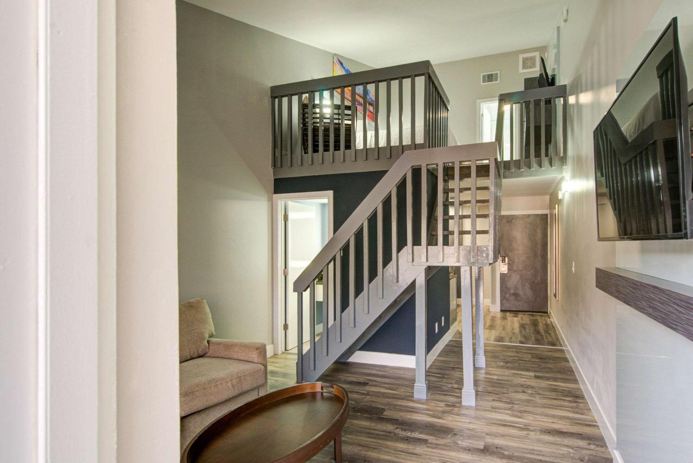 Suite with Loft - Non-Smoking - Photo 7