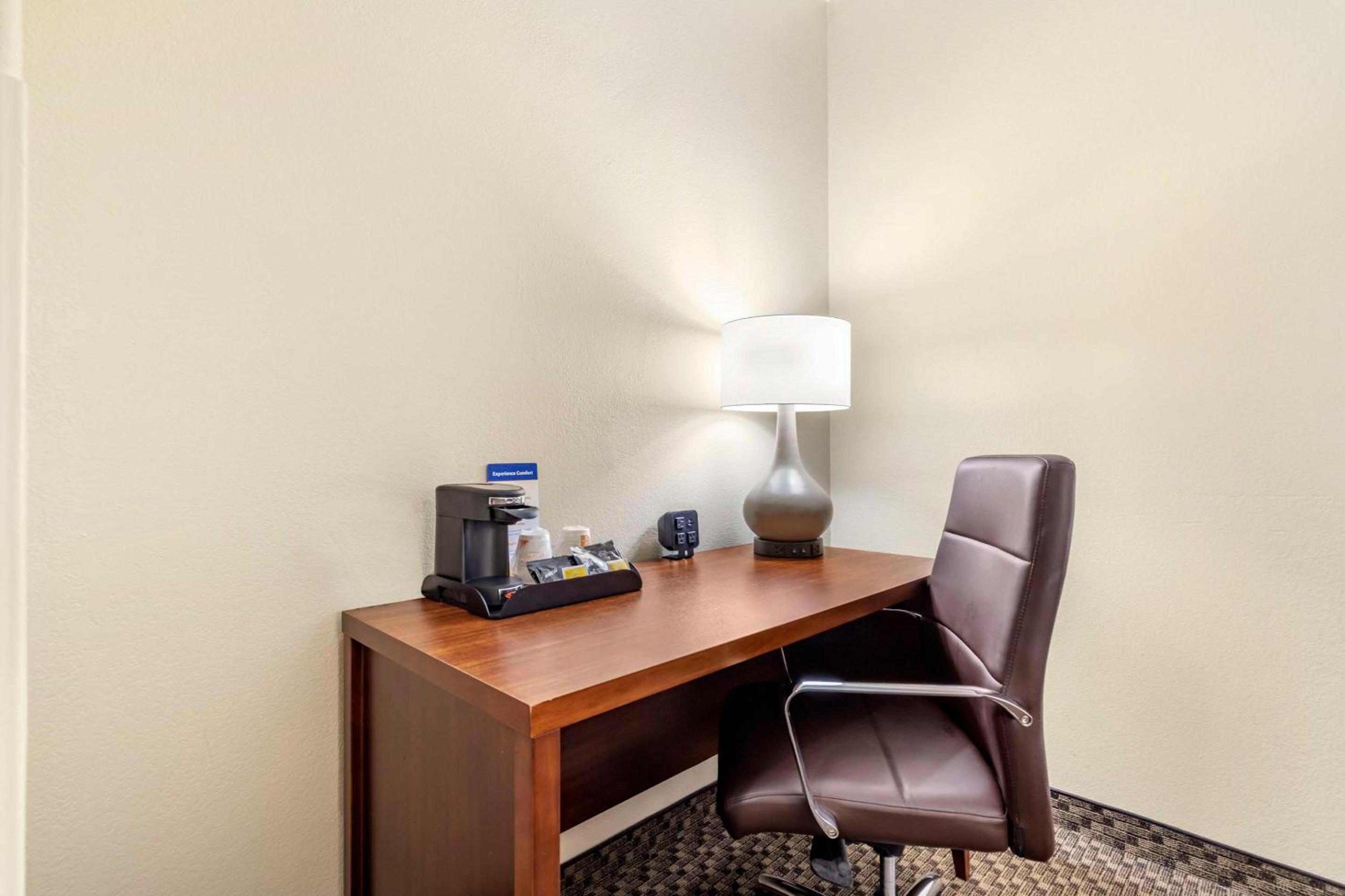 King Suite - Non-Smoking - Photo 9